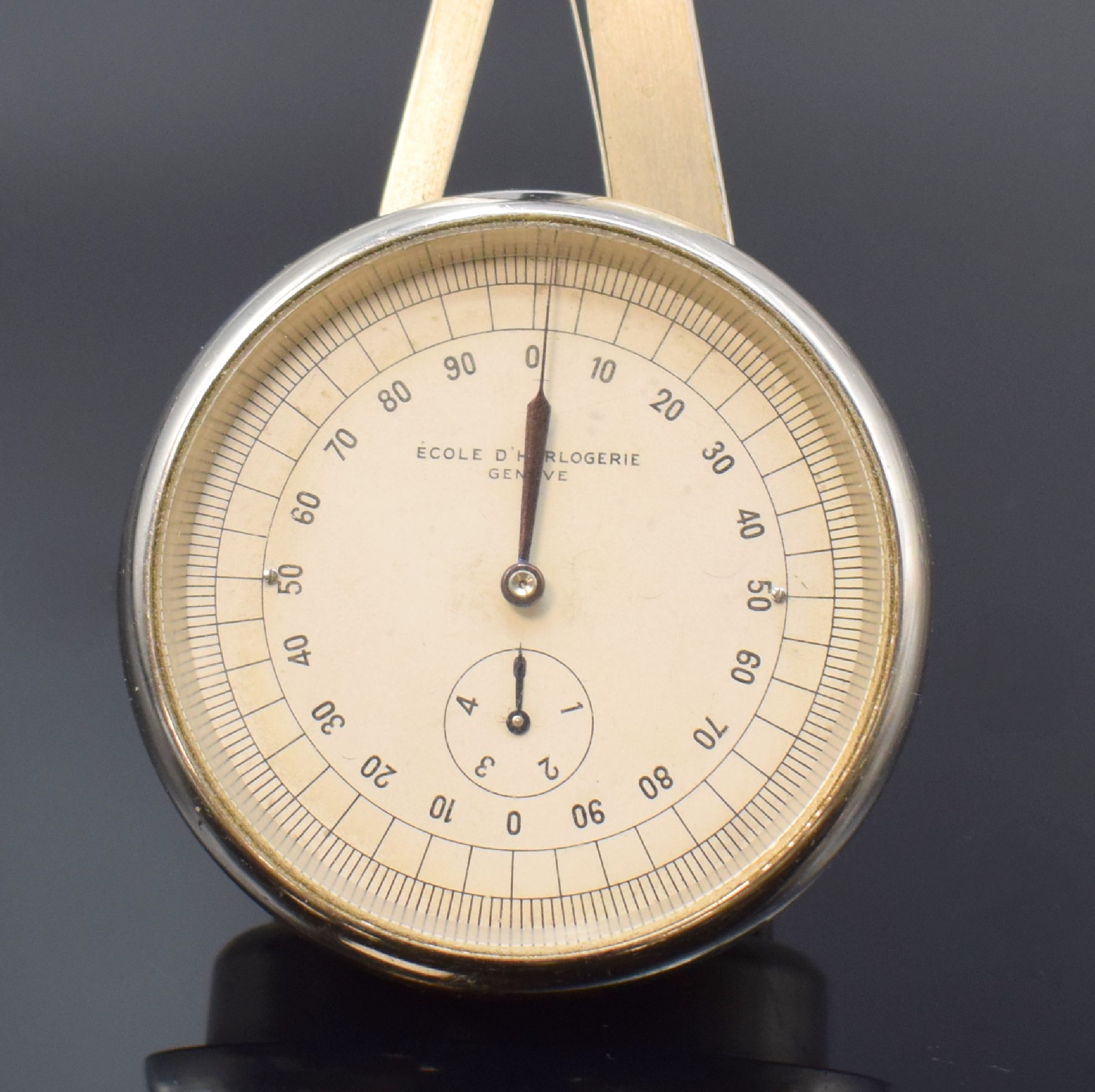 Detail a: ÉCOLE D'HORLOGERIE Zangenmikrometer mit Box, Schweiz um 1930, vern. Geh. auf 3 Füßen, sign. silb. Zifferbl., verglast, zentr. 1/100 ...