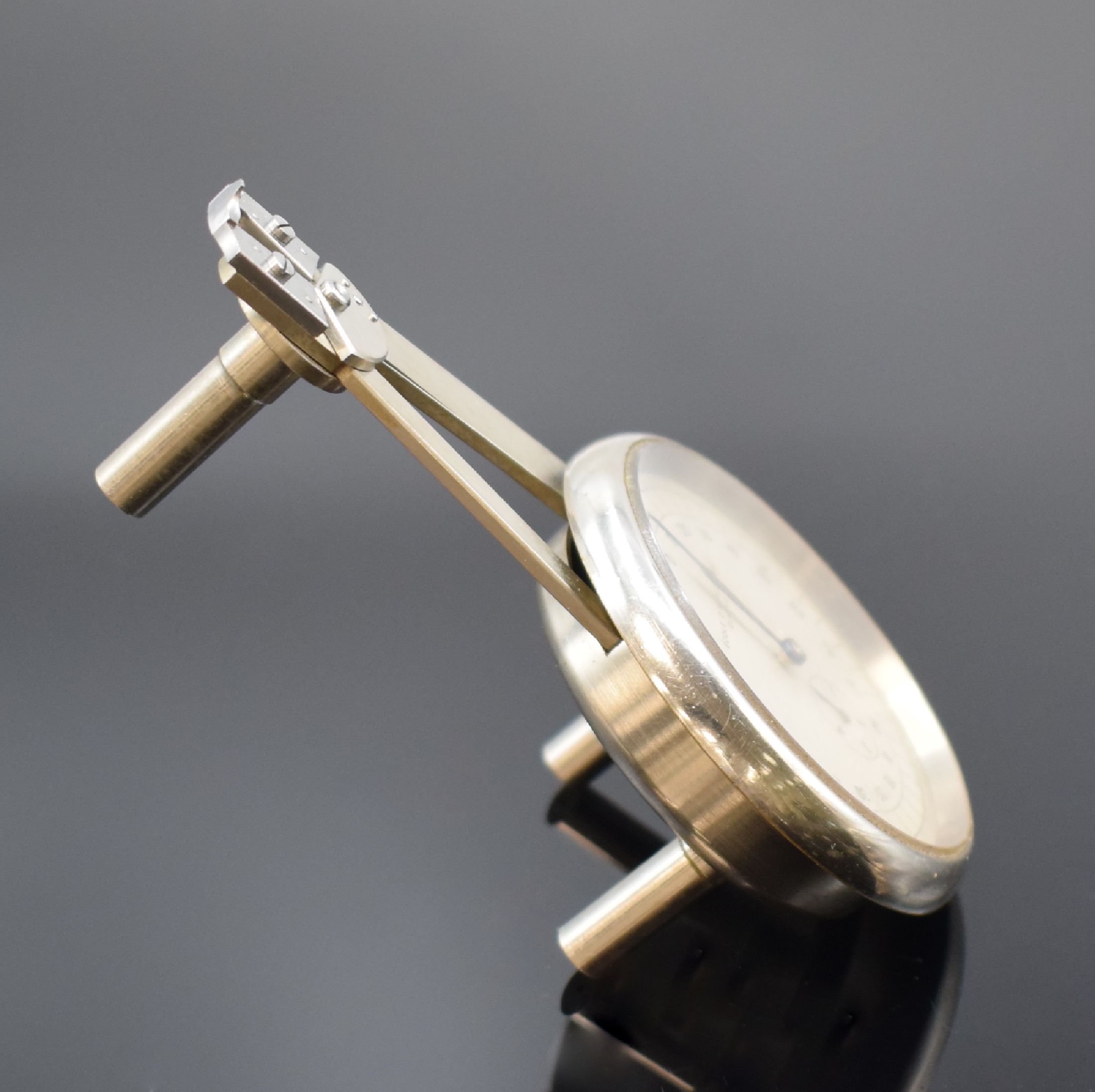Detail b: ÉCOLE D'HORLOGERIE Zangenmikrometer mit Box, Schweiz um 1930, vern. Geh. auf 3 Füßen, sign. silb. Zifferbl., verglast, zentr. 1/100 ...