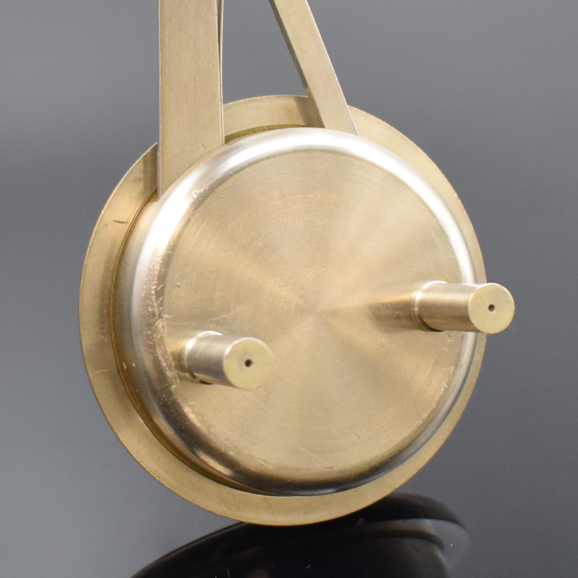 Detail d: ÉCOLE D'HORLOGERIE Zangenmikrometer mit Box, Schweiz um 1930, vern. Geh. auf 3 Füßen, sign. silb. Zifferbl., verglast, zentr. 1/100 ...