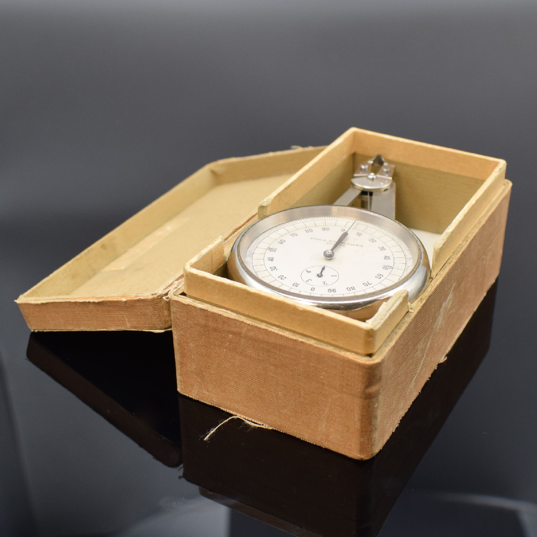 Detail e: ÉCOLE D'HORLOGERIE Zangenmikrometer mit Box, Schweiz um 1930, vern. Geh. auf 3 Füßen, sign. silb. Zifferbl., verglast, zentr. 1/100 ...
