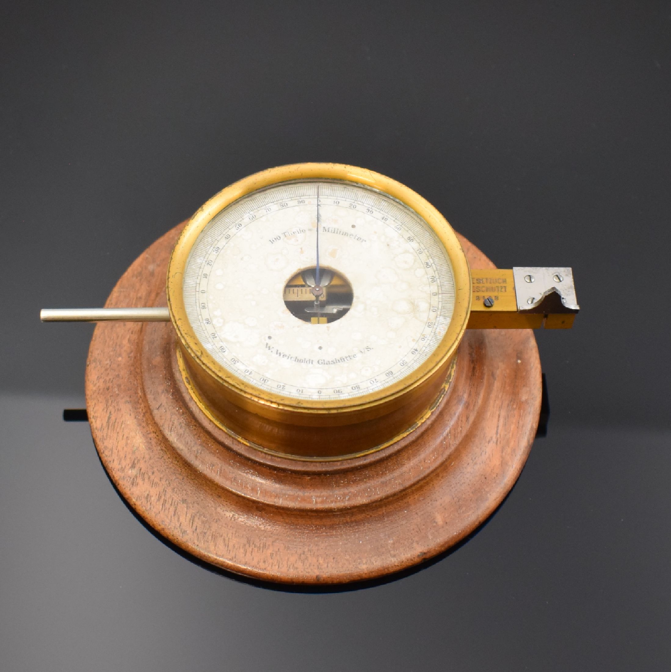 Detail a: 2 GLASHÜTTER Zangen-Mikrometer, Deutschland um 1920, 1.) W.WEICHOLD, gedrehter Holzsockel, darauf zapponiertes Geh., vergl. Lünette aufgedr., ...