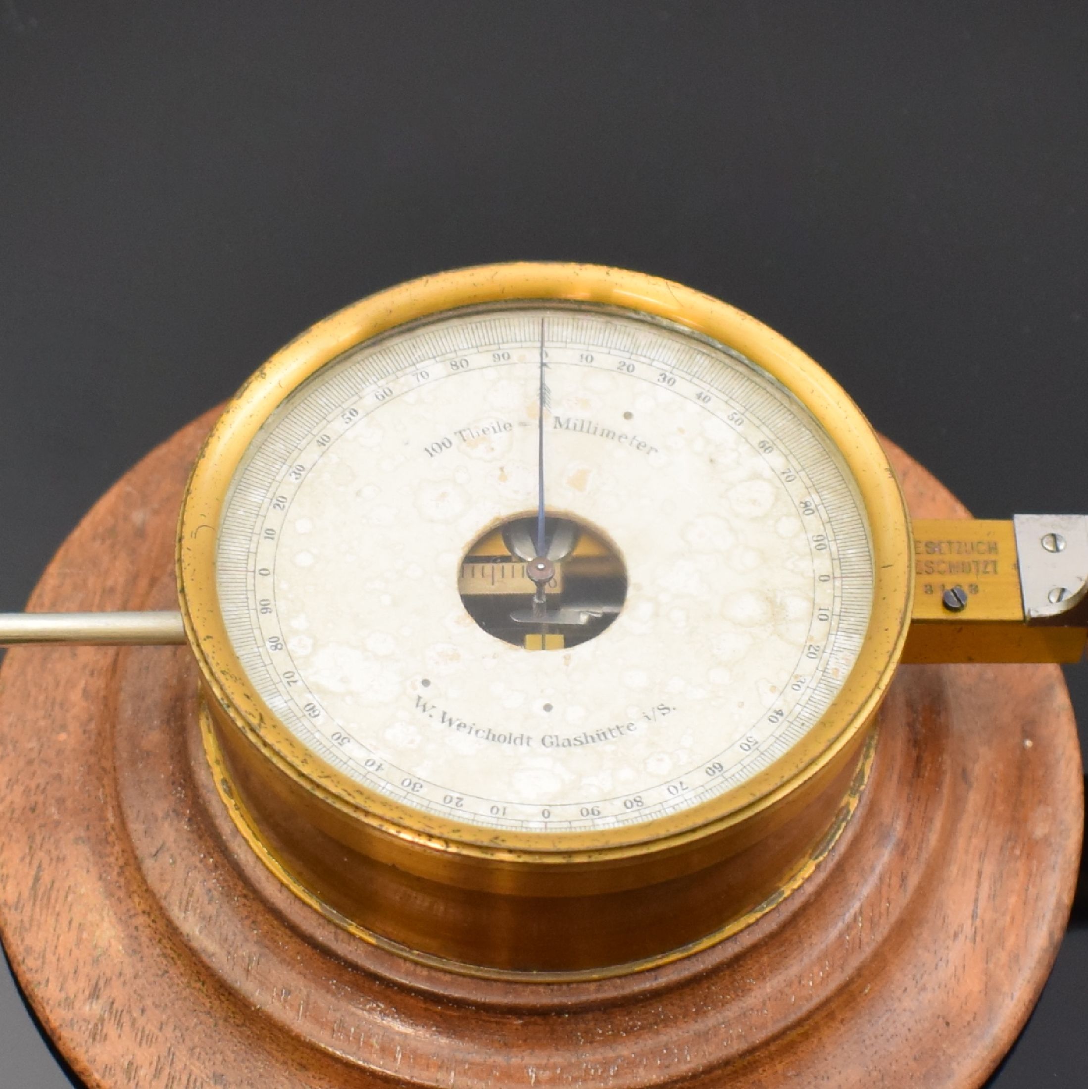 Detail b: 2 GLASHÜTTER Zangen-Mikrometer, Deutschland um 1920, 1.) W.WEICHOLD, gedrehter Holzsockel, darauf zapponiertes Geh., vergl. Lünette aufgedr., ...