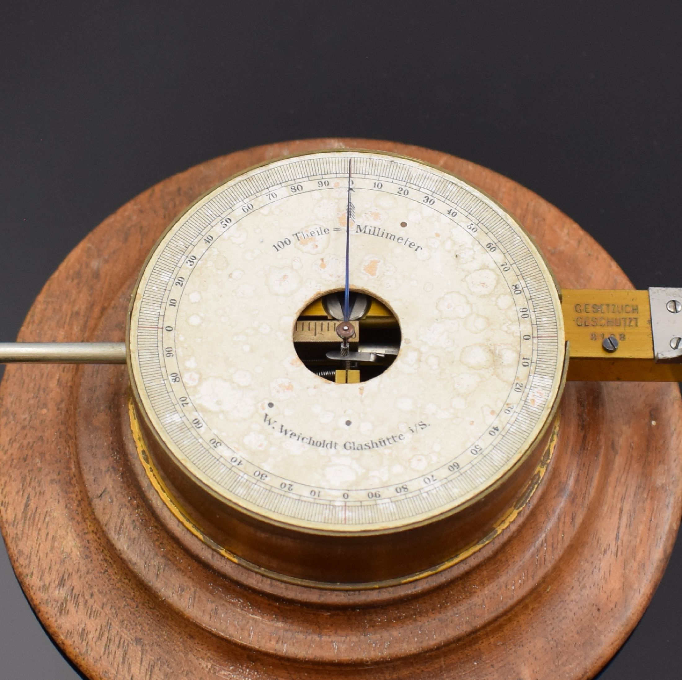 Detail c: 2 GLASHÜTTER Zangen-Mikrometer, Deutschland um 1920, 1.) W.WEICHOLD, gedrehter Holzsockel, darauf zapponiertes Geh., vergl. Lünette aufgedr., ...
