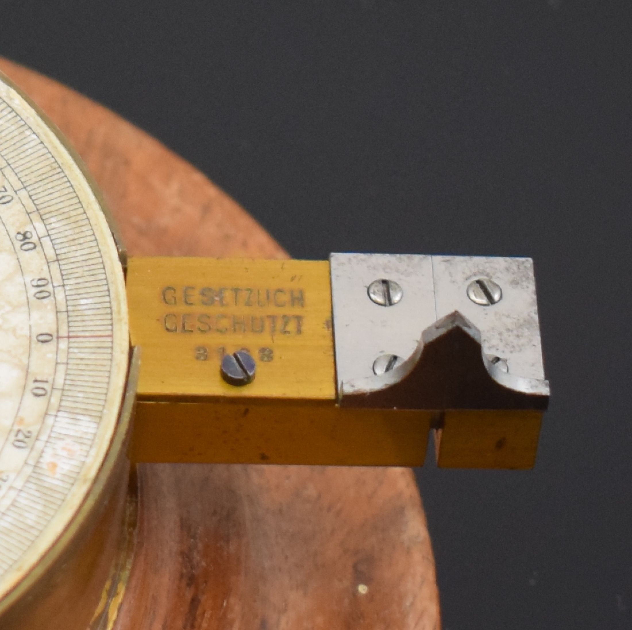 Detail d: 2 GLASHÜTTER Zangen-Mikrometer, Deutschland um 1920, 1.) W.WEICHOLD, gedrehter Holzsockel, darauf zapponiertes Geh., vergl. Lünette aufgedr., ...