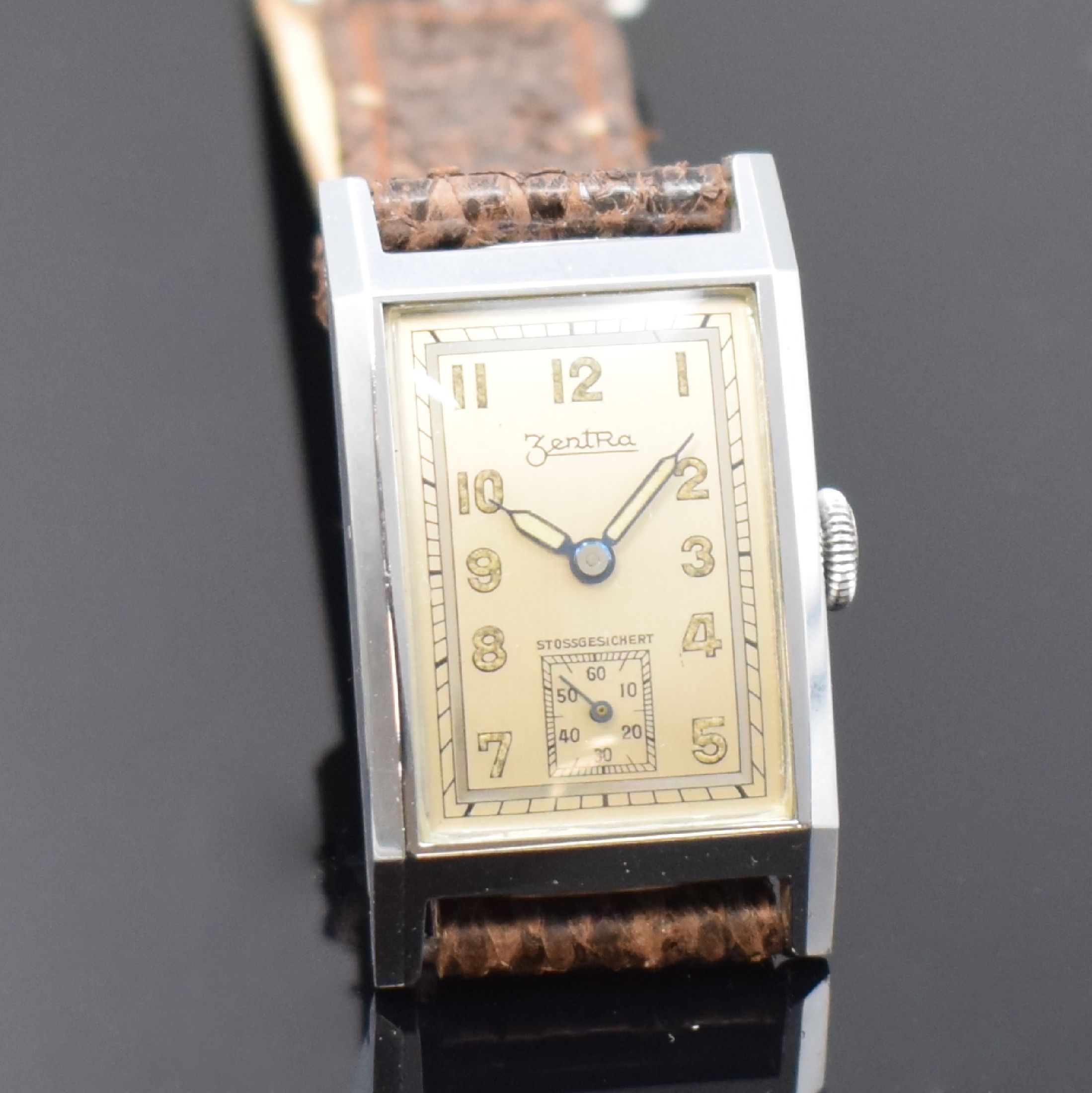 Detail a: ZENTRA 3 nahezu neuwertige rechteckige Armbanduhren aus altem Lagerbestand, Schweiz um 1935, Handaufzug, 2 verchr. Geh. m. aufgedr. Stahlböden, 1 ...