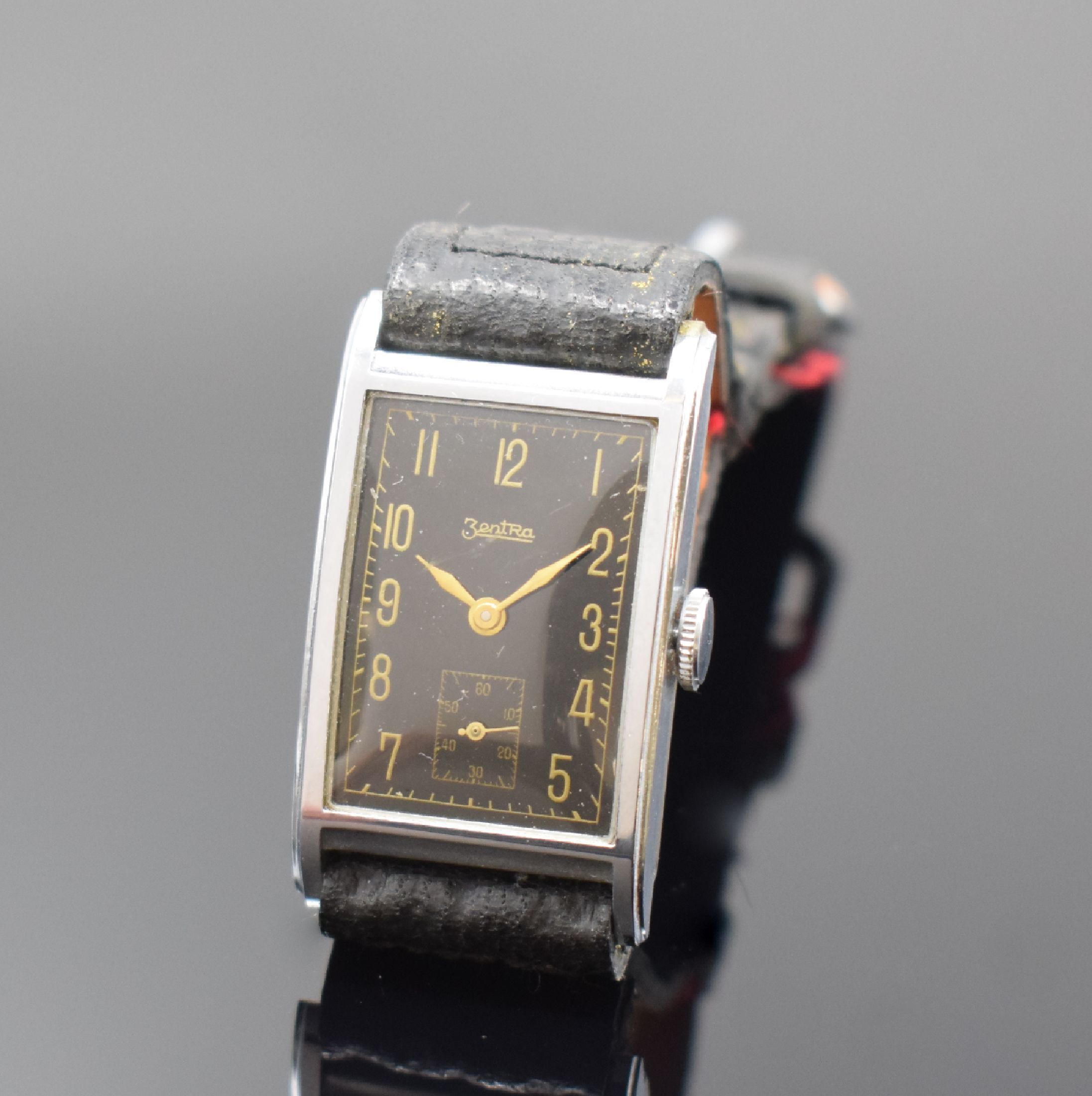 Detail d: ZENTRA 3 nahezu neuwertige rechteckige Armbanduhren aus altem Lagerbestand, Schweiz um 1935, Handaufzug, 2 verchr. Geh. m. aufgedr. Stahlböden, 1 ...