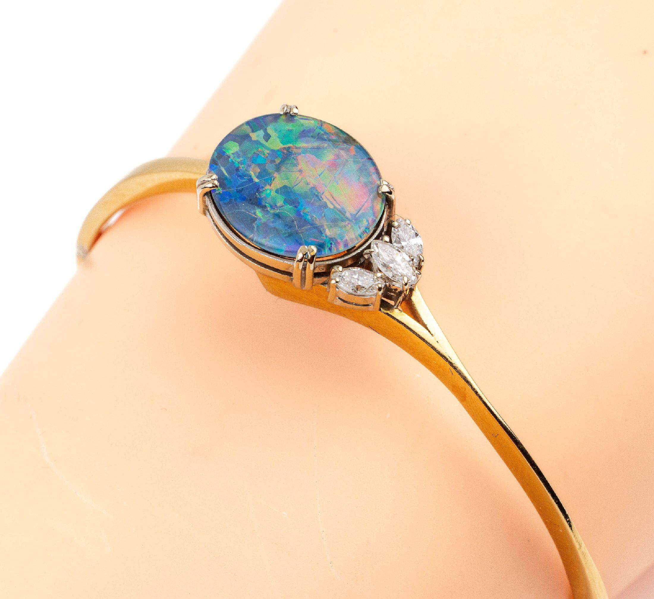 18 kt Gold Opal-Diamant-Armreif, GG/WG 750/000 gepr., ovale Opal-Triplette, Farbspielin Blau, Grün und Gelb (trockenrissig), 3 Diamant-Navettes ...