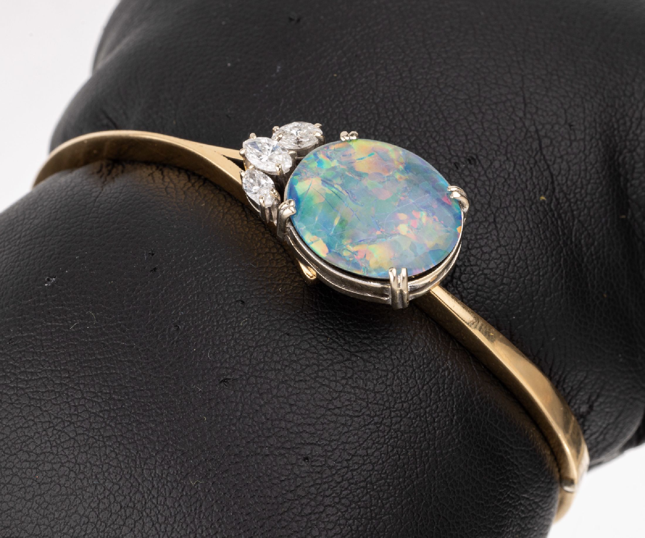 Detail a: 18 kt Gold Opal-Diamant-Armreif, GG/WG 750/000 gepr., ovale Opal-Triplette, Farbspielin Blau, Grün und Gelb (trockenrissig), 3 Diamant-Navettes ...