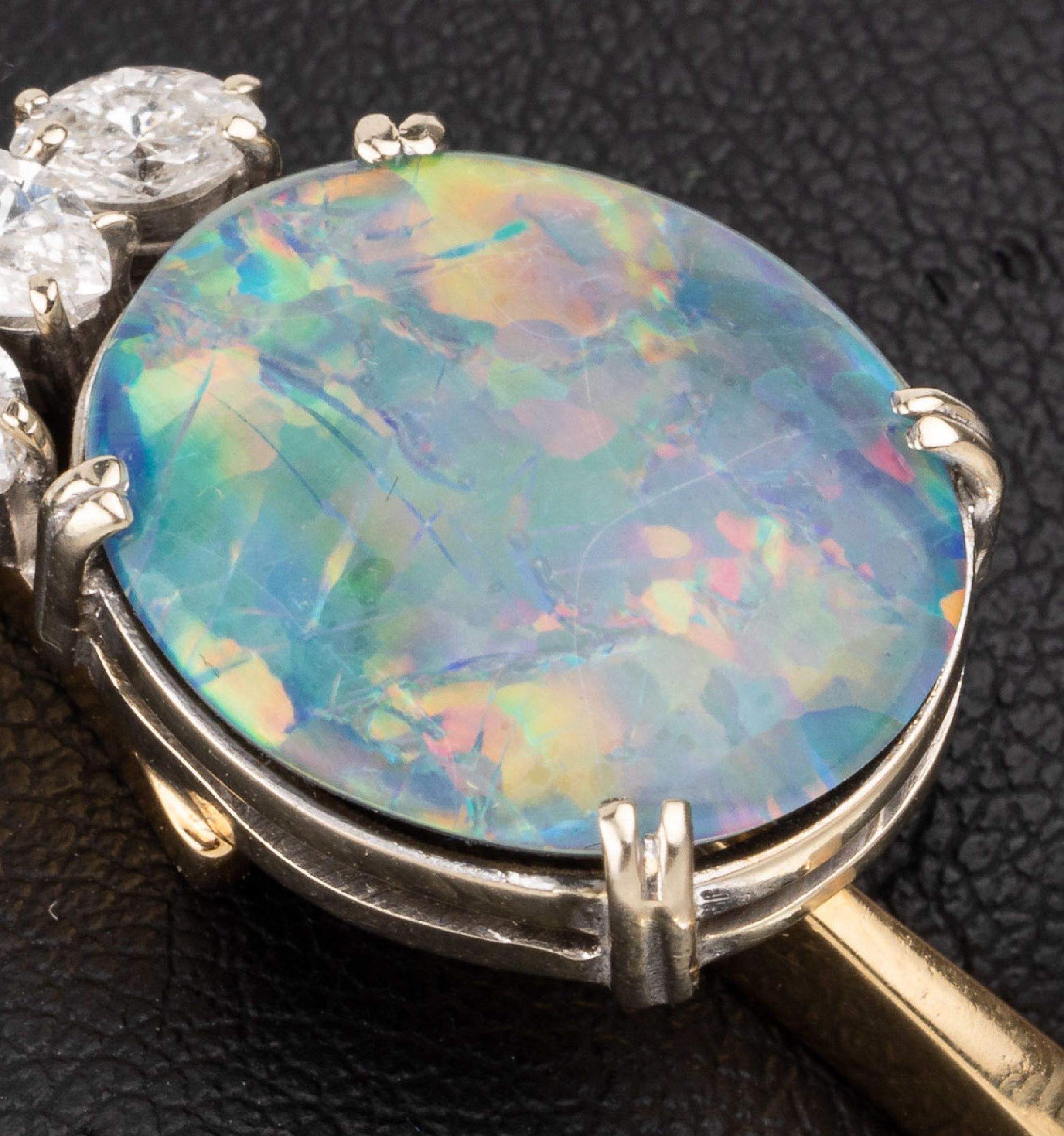 Detail b: 18 kt Gold Opal-Diamant-Armreif, GG/WG 750/000 gepr., ovale Opal-Triplette, Farbspielin Blau, Grün und Gelb (trockenrissig), 3 Diamant-Navettes ...