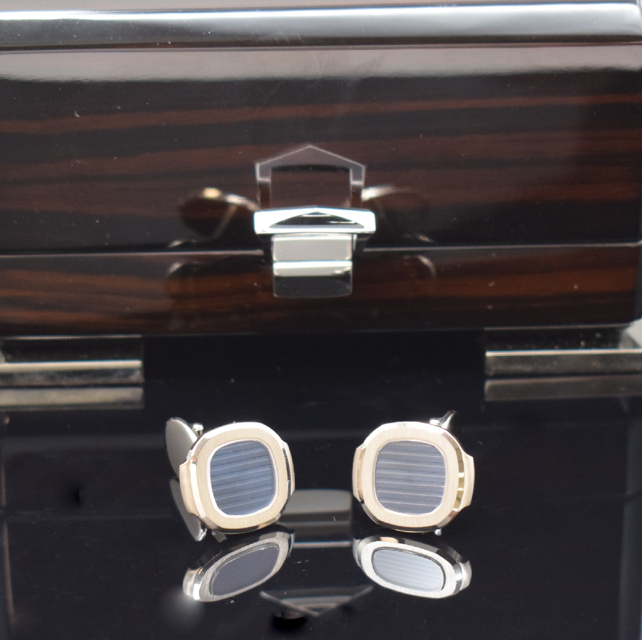 Detail a: PATEK PHILIPPE GENEVE nahezu neuwertige Manschettenknöpfe Design Nautilus in WG 750/000 mit original Etui, Schweiz um 2020, unter Saphirgl. blau ...