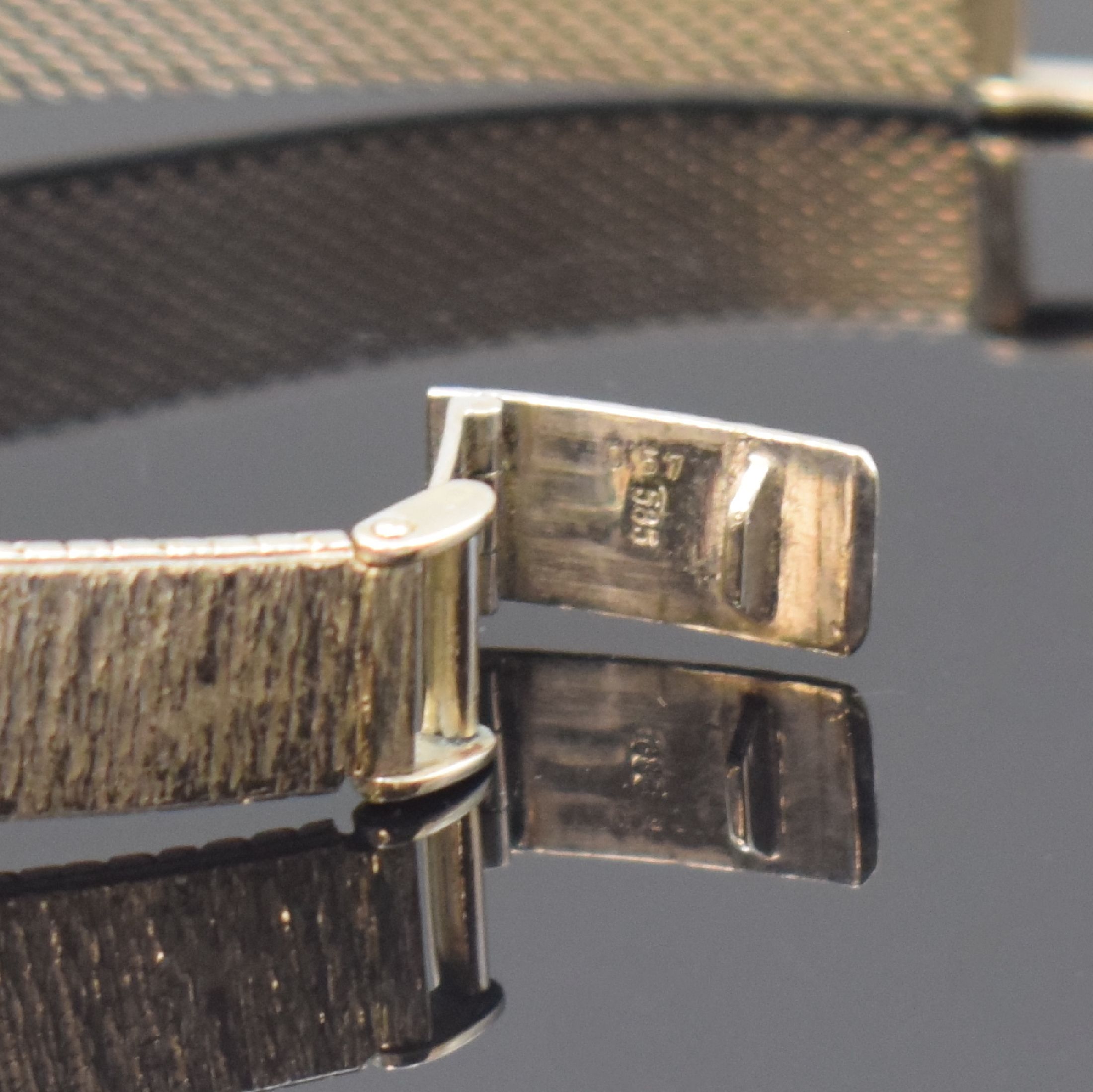 Detail b: OEBRA Damenarmbanduhr in WG 585/000, Schweiz um 1970, Handaufzug, 2-teil. Gehäuse, Boden aufgedr., Milanaiseband, Lünette m. Diamanten bes., Kal. ...