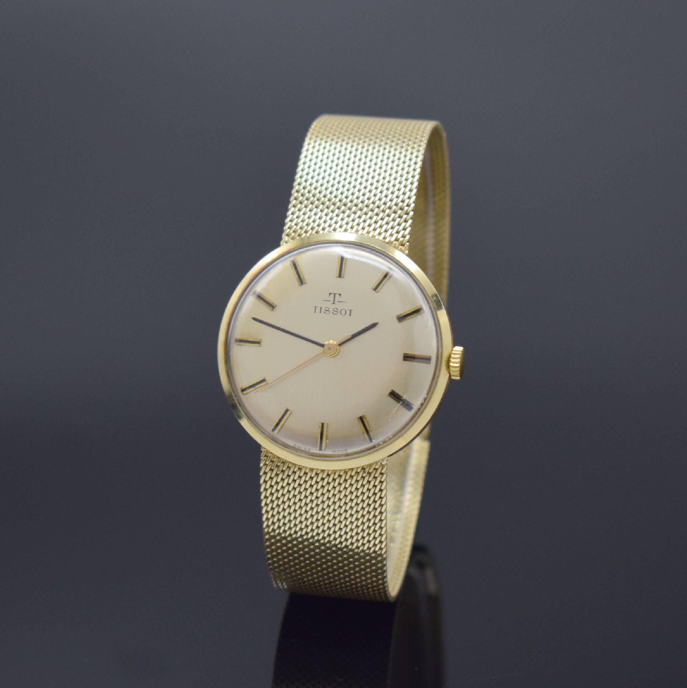TISSOT Herrenarmbanduhr in GG 585/000, Schweiz um 1970, Handaufzug, 2-teil. Gehäuse, Boden aufgedr., Milanaiseband, silb. Zifferbl. m. aufges. ...