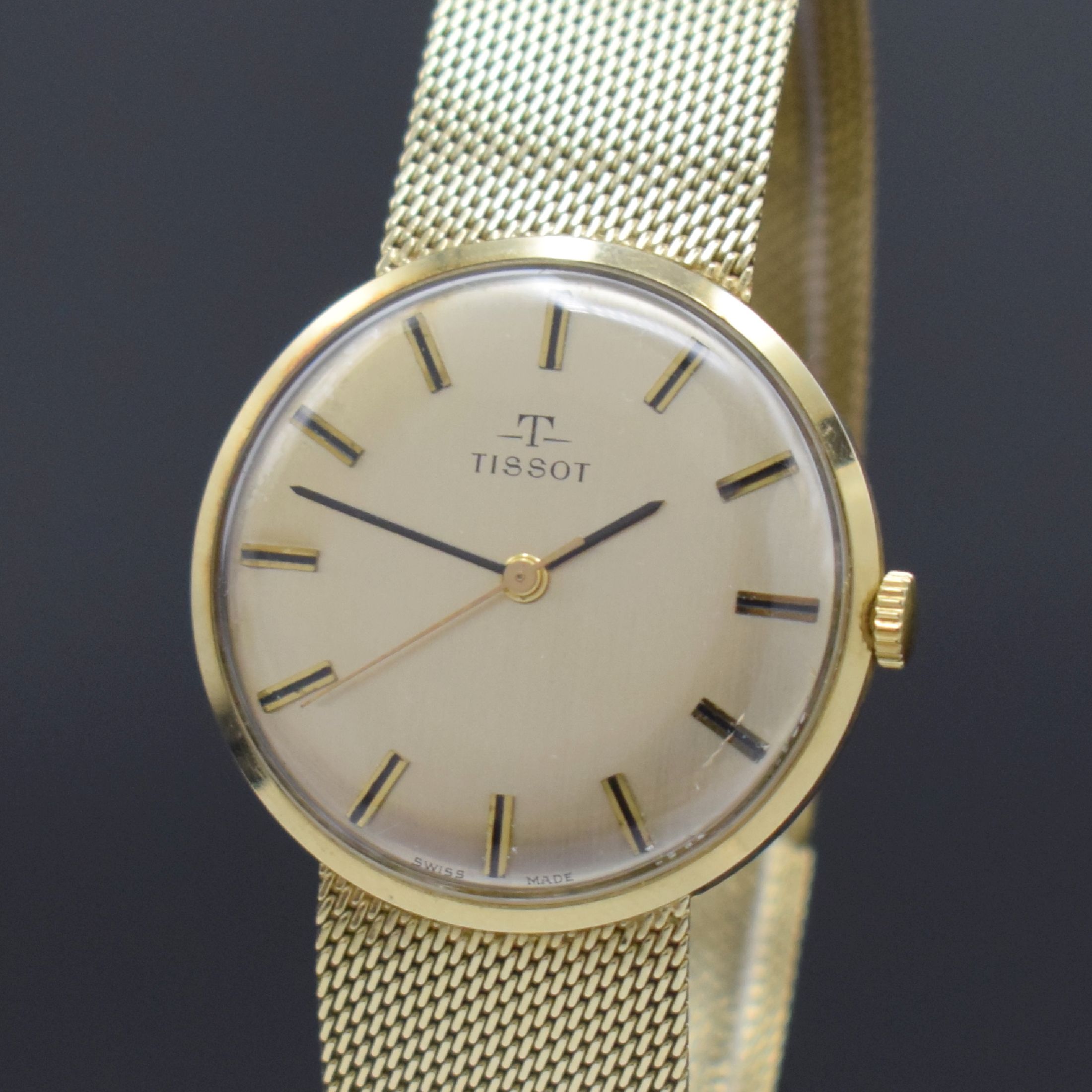 Detail a: TISSOT Herrenarmbanduhr in GG 585/000, Schweiz um 1970, Handaufzug, 2-teil. Gehäuse, Boden aufgedr., Milanaiseband, silb. Zifferbl. m. aufges. ...