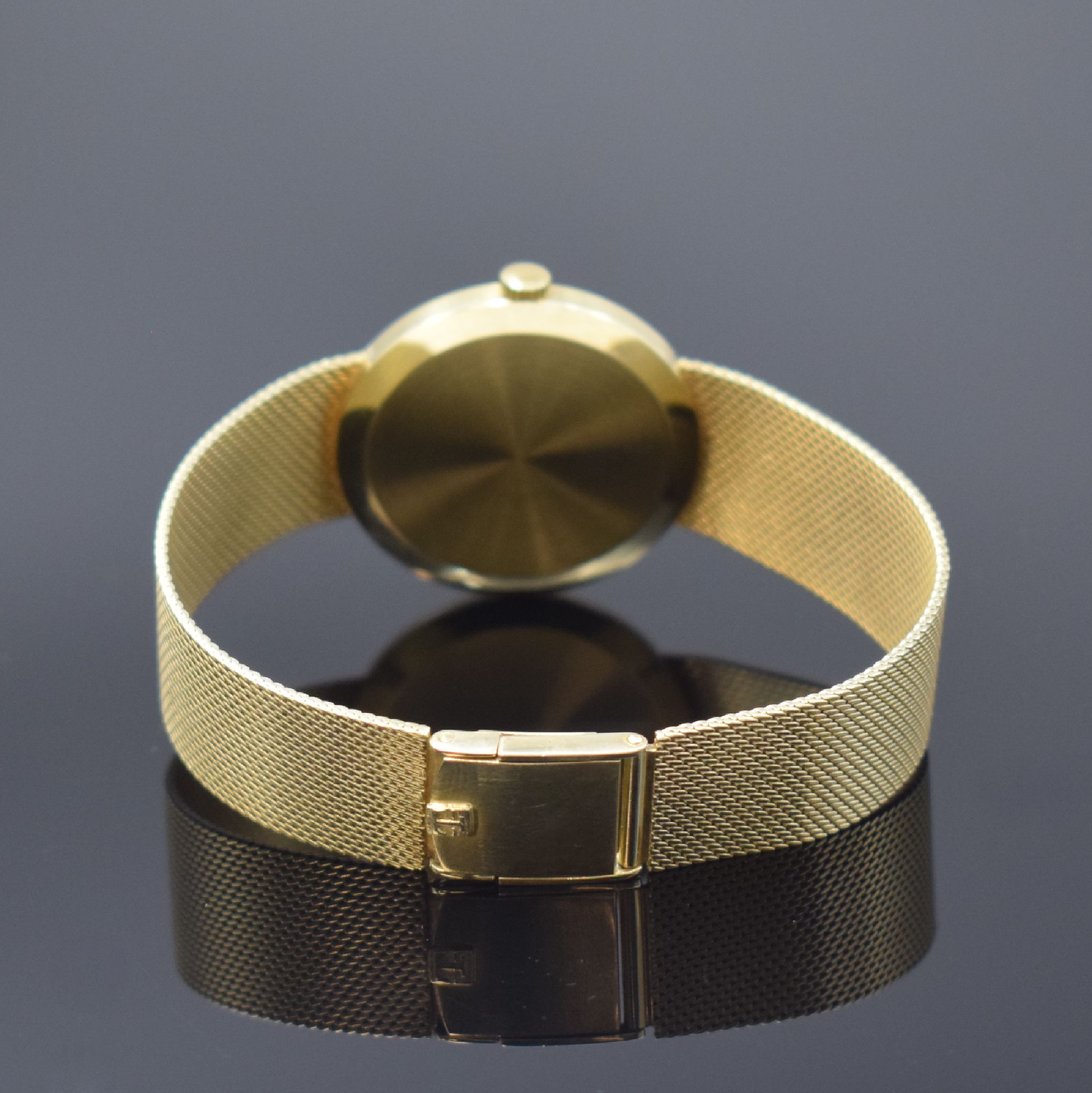 Detail b: TISSOT Herrenarmbanduhr in GG 585/000, Schweiz um 1970, Handaufzug, 2-teil. Gehäuse, Boden aufgedr., Milanaiseband, silb. Zifferbl. m. aufges. ...