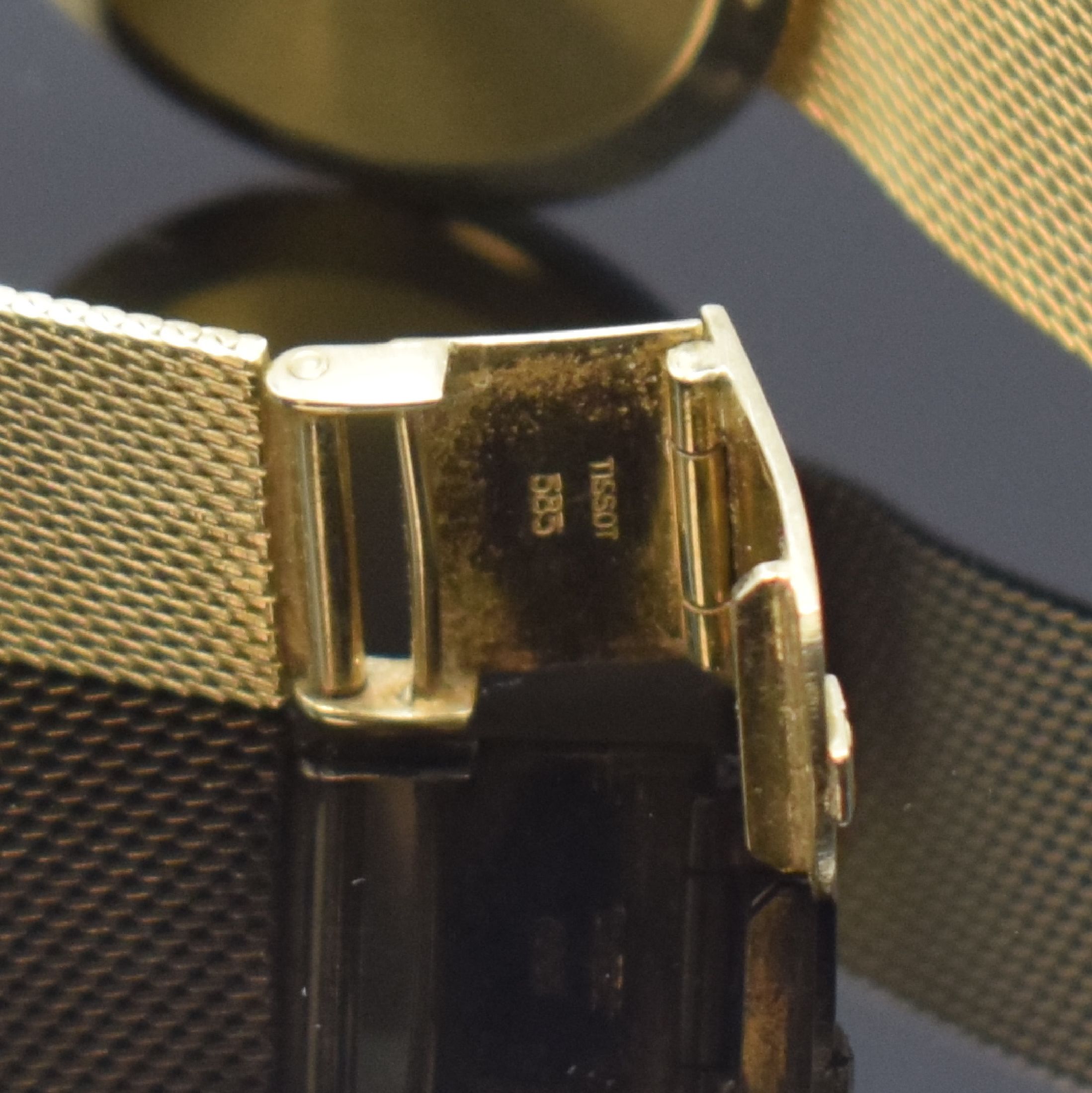 Detail c: TISSOT Herrenarmbanduhr in GG 585/000, Schweiz um 1970, Handaufzug, 2-teil. Gehäuse, Boden aufgedr., Milanaiseband, silb. Zifferbl. m. aufges. ...