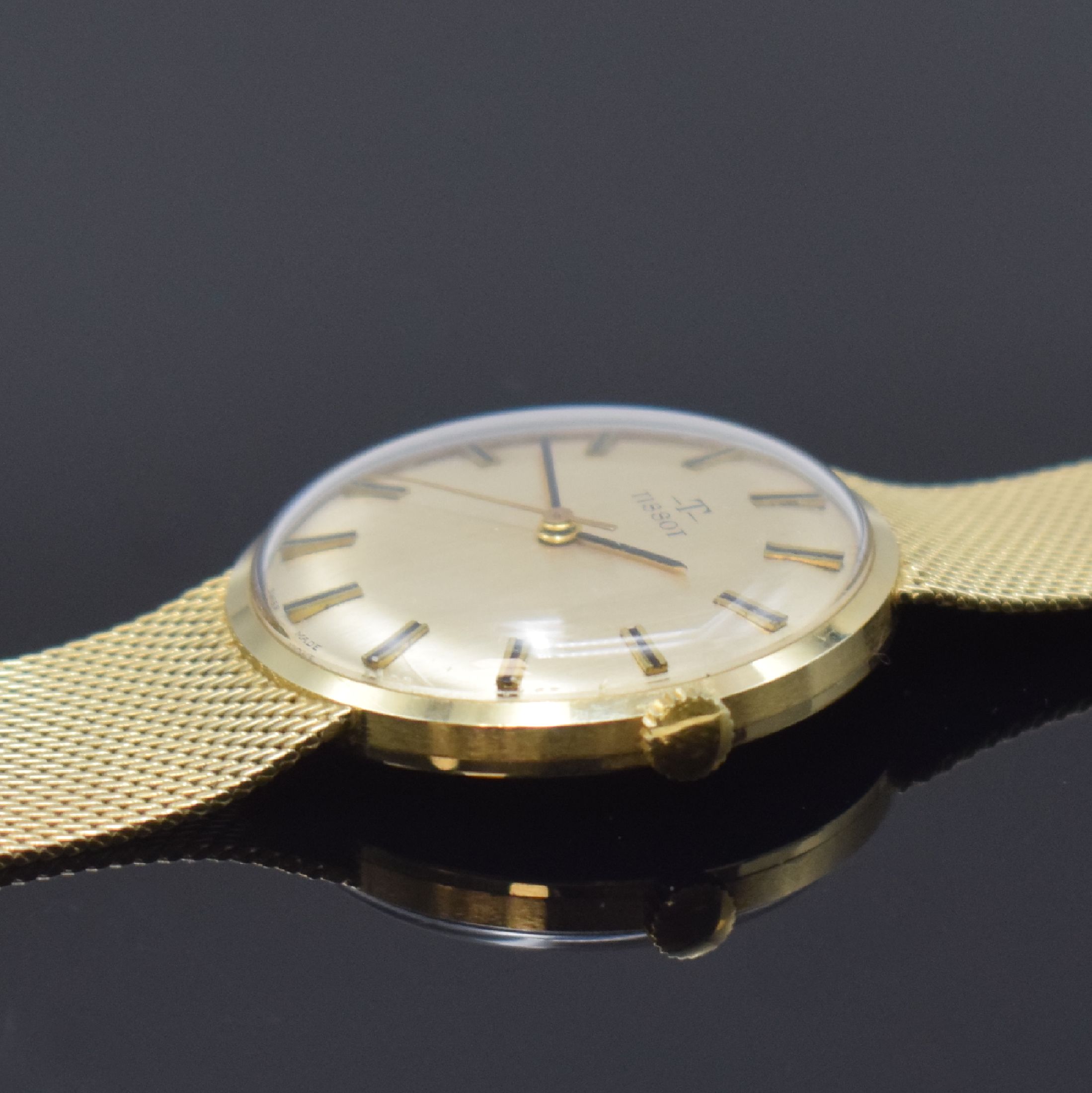 Detail d: TISSOT Herrenarmbanduhr in GG 585/000, Schweiz um 1970, Handaufzug, 2-teil. Gehäuse, Boden aufgedr., Milanaiseband, silb. Zifferbl. m. aufges. ...