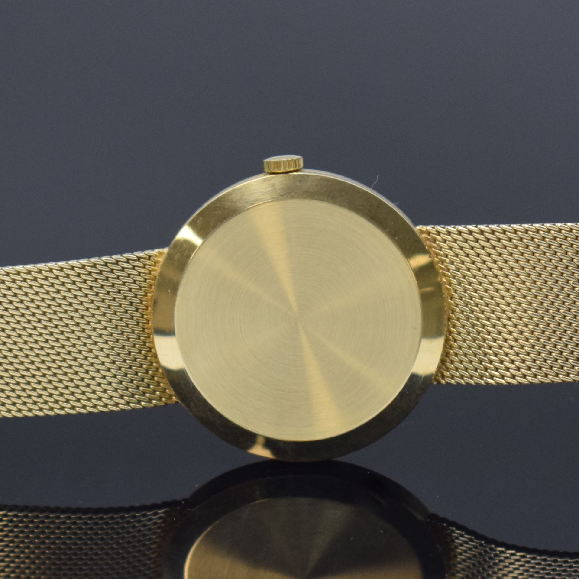 Detail e: TISSOT Herrenarmbanduhr in GG 585/000, Schweiz um 1970, Handaufzug, 2-teil. Gehäuse, Boden aufgedr., Milanaiseband, silb. Zifferbl. m. aufges. ...