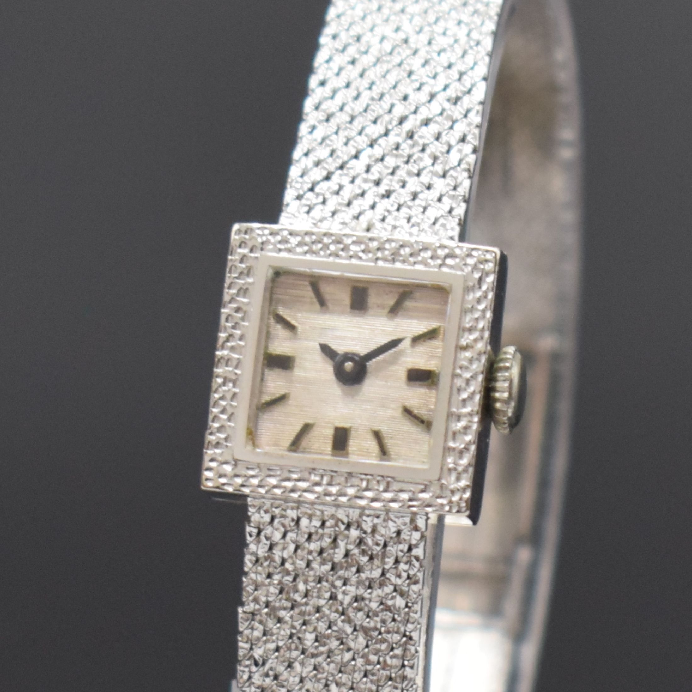Detail a: Damenarmbanduhr in WG 585/000, Schweiz um 1965, Handaufzug, 2-teil. Gehäuse, Boden aufgedr., silb. Zifferbl. m. aufges. Std.- Ind., rotverg. Werk ...