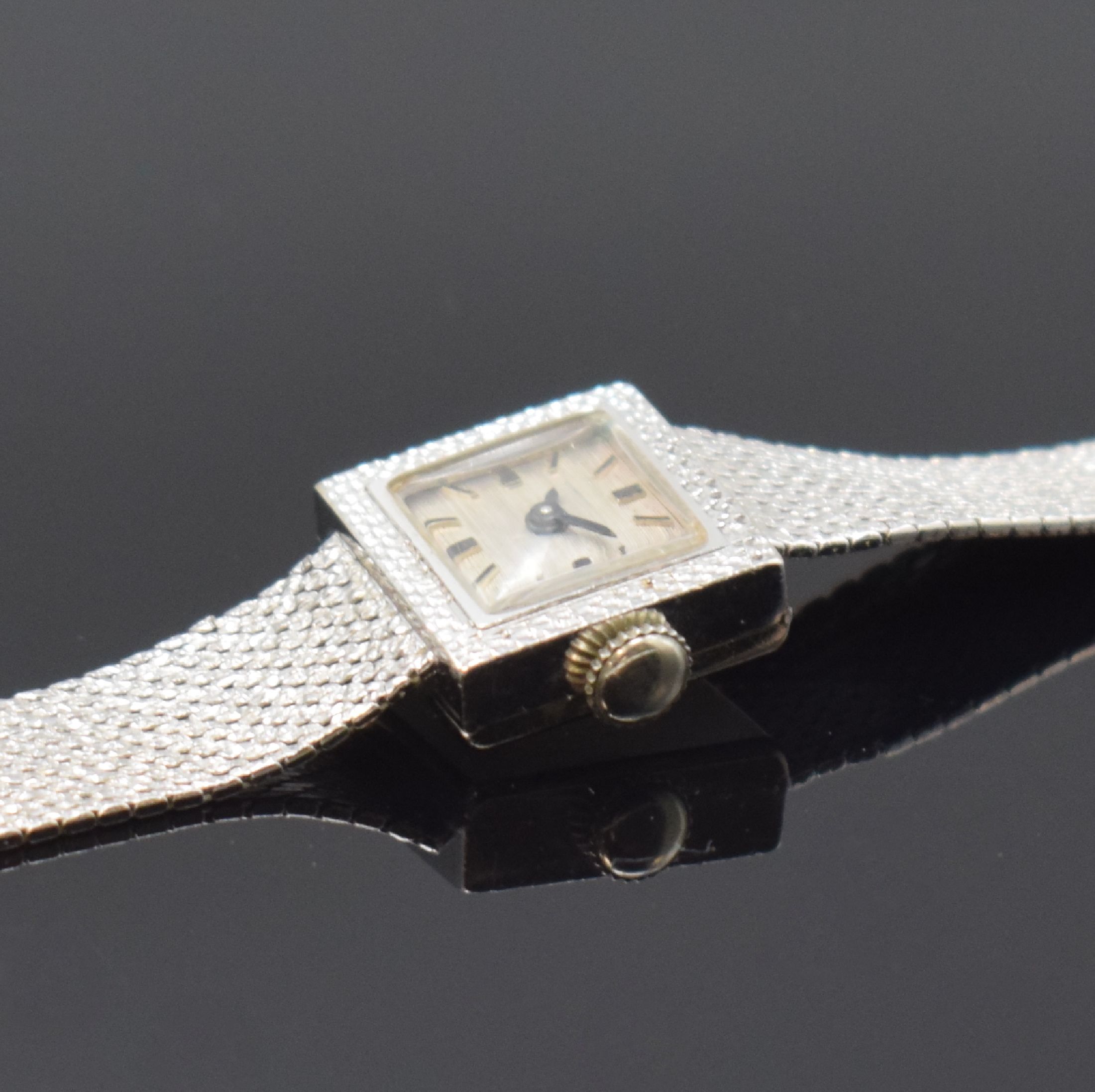 Detail c: Damenarmbanduhr in WG 585/000, Schweiz um 1965, Handaufzug, 2-teil. Gehäuse, Boden aufgedr., silb. Zifferbl. m. aufges. Std.- Ind., rotverg. Werk ...