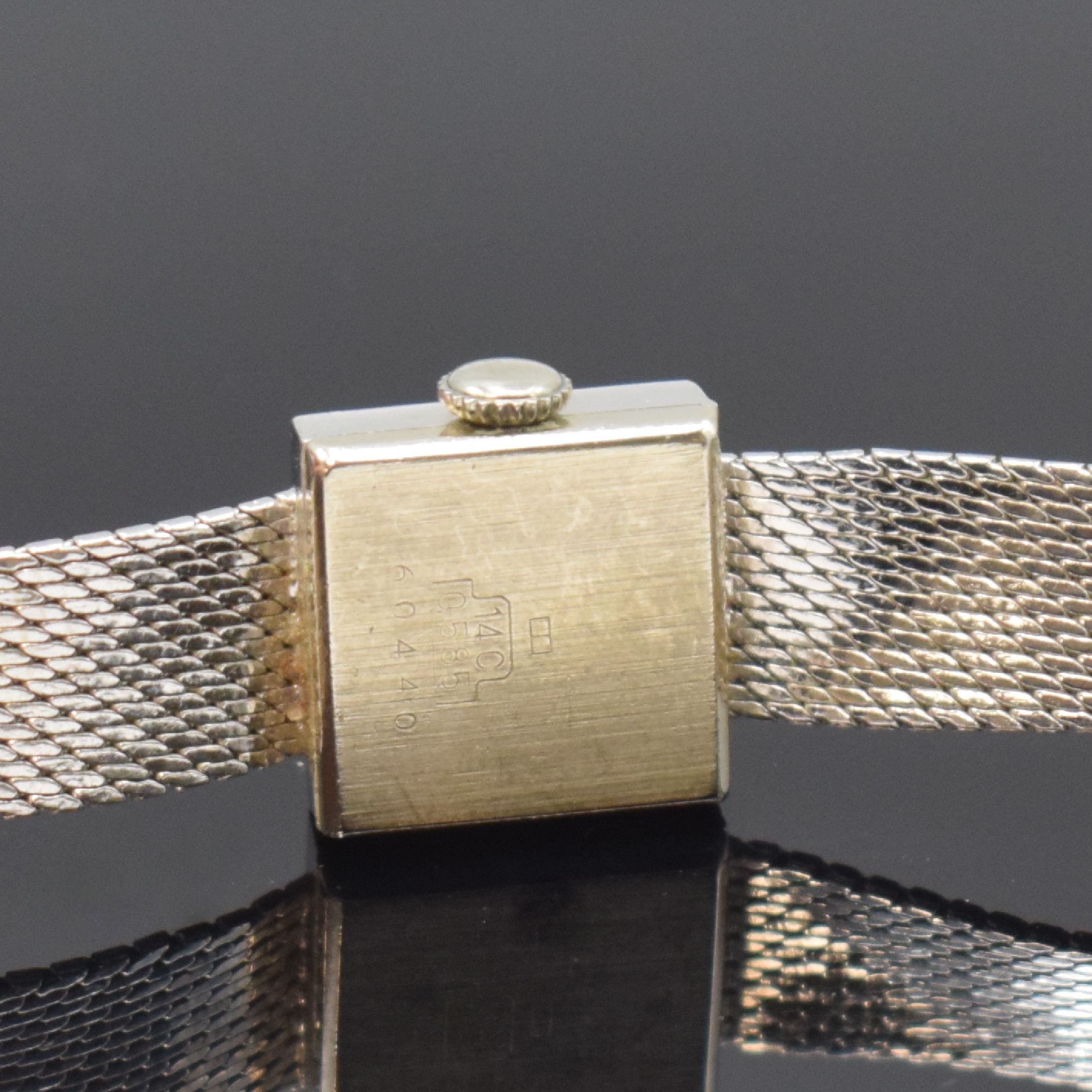 Detail d: Damenarmbanduhr in WG 585/000, Schweiz um 1965, Handaufzug, 2-teil. Gehäuse, Boden aufgedr., silb. Zifferbl. m. aufges. Std.- Ind., rotverg. Werk ...