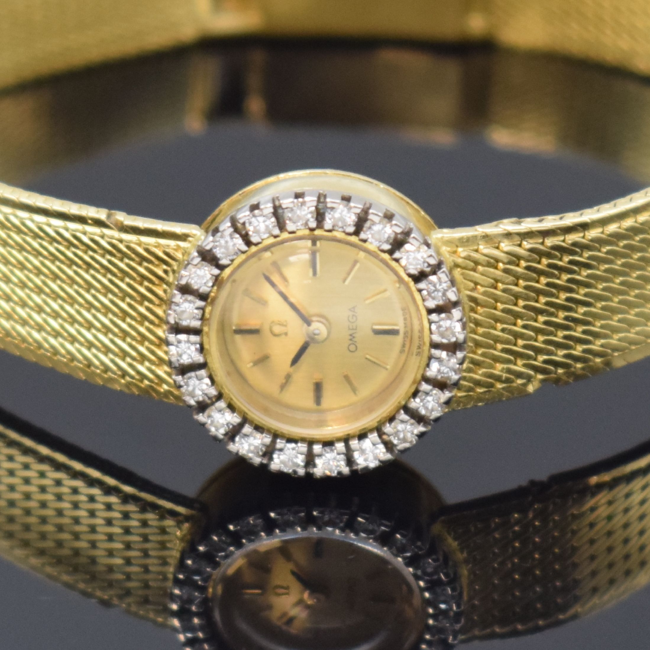 Detail a: OMEGA sog. "Back Winder" Damenarmbanduhr in GG 750/000, Schweiz um 1963, Handaufzug, 2- teil. Gehäuse, Boden aufgedr., Krone im Geh.- ...