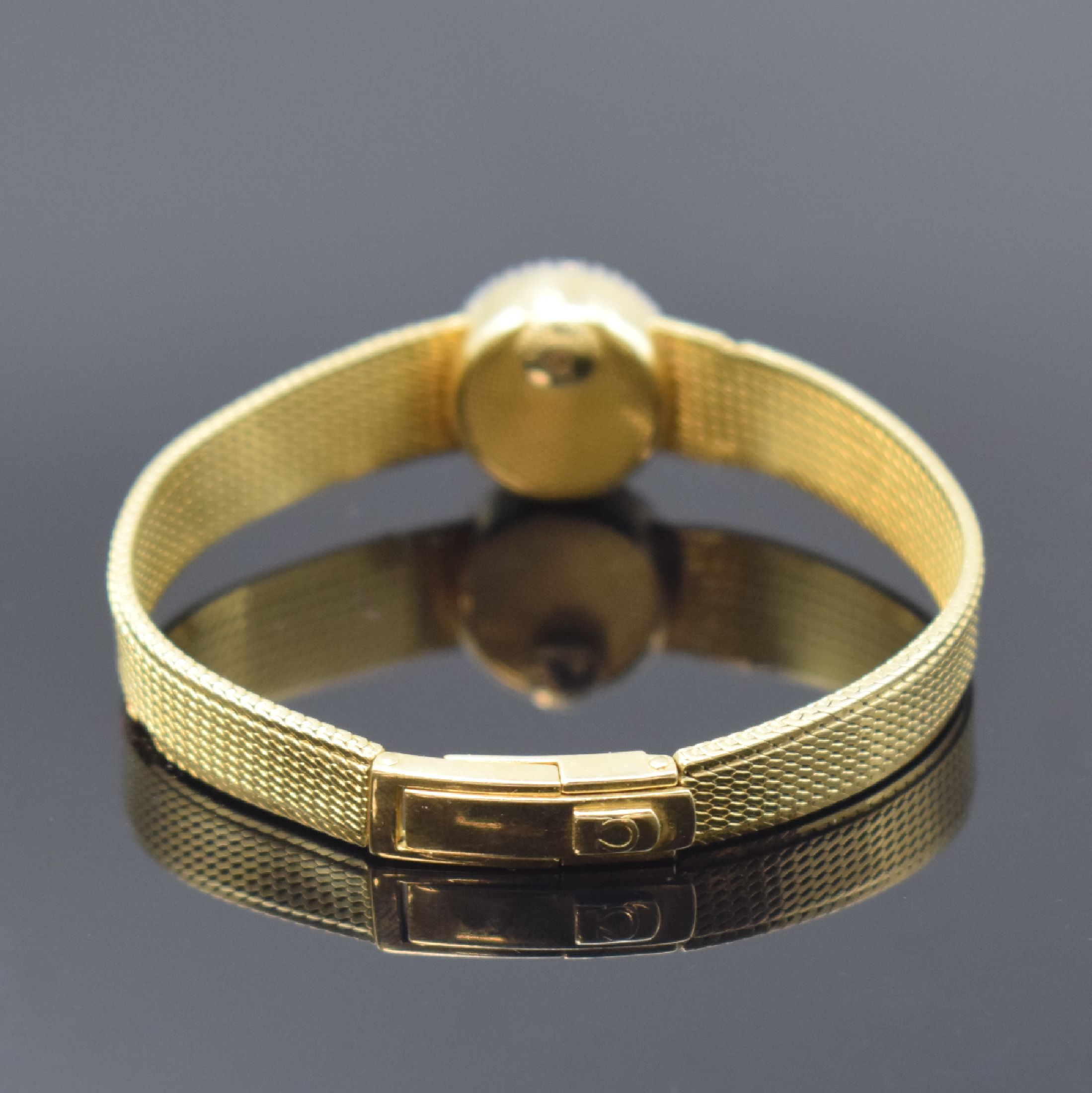 Detail b: OMEGA sog. "Back Winder" Damenarmbanduhr in GG 750/000, Schweiz um 1963, Handaufzug, 2- teil. Gehäuse, Boden aufgedr., Krone im Geh.- ...