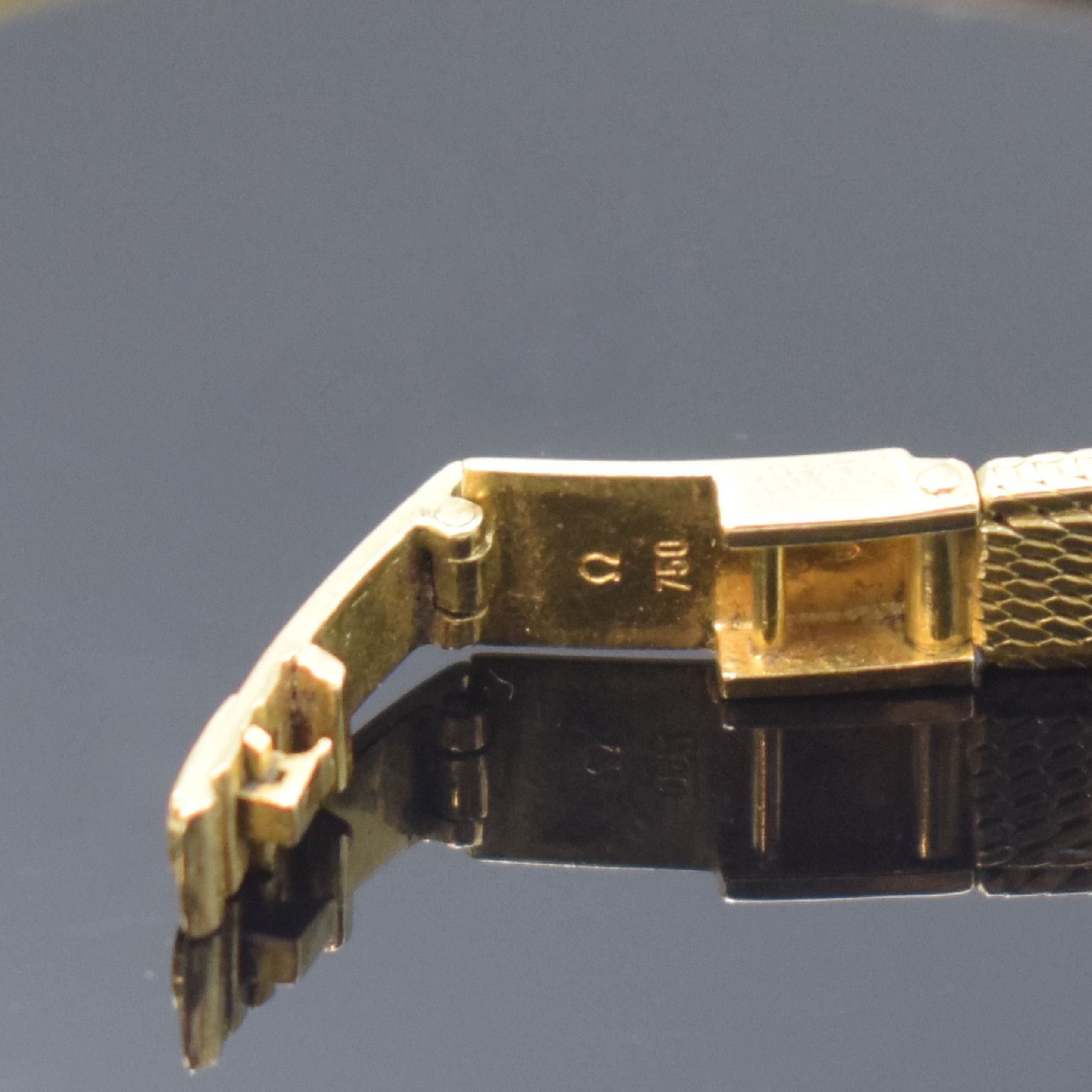 Detail c: OMEGA sog. "Back Winder" Damenarmbanduhr in GG 750/000, Schweiz um 1963, Handaufzug, 2- teil. Gehäuse, Boden aufgedr., Krone im Geh.- ...