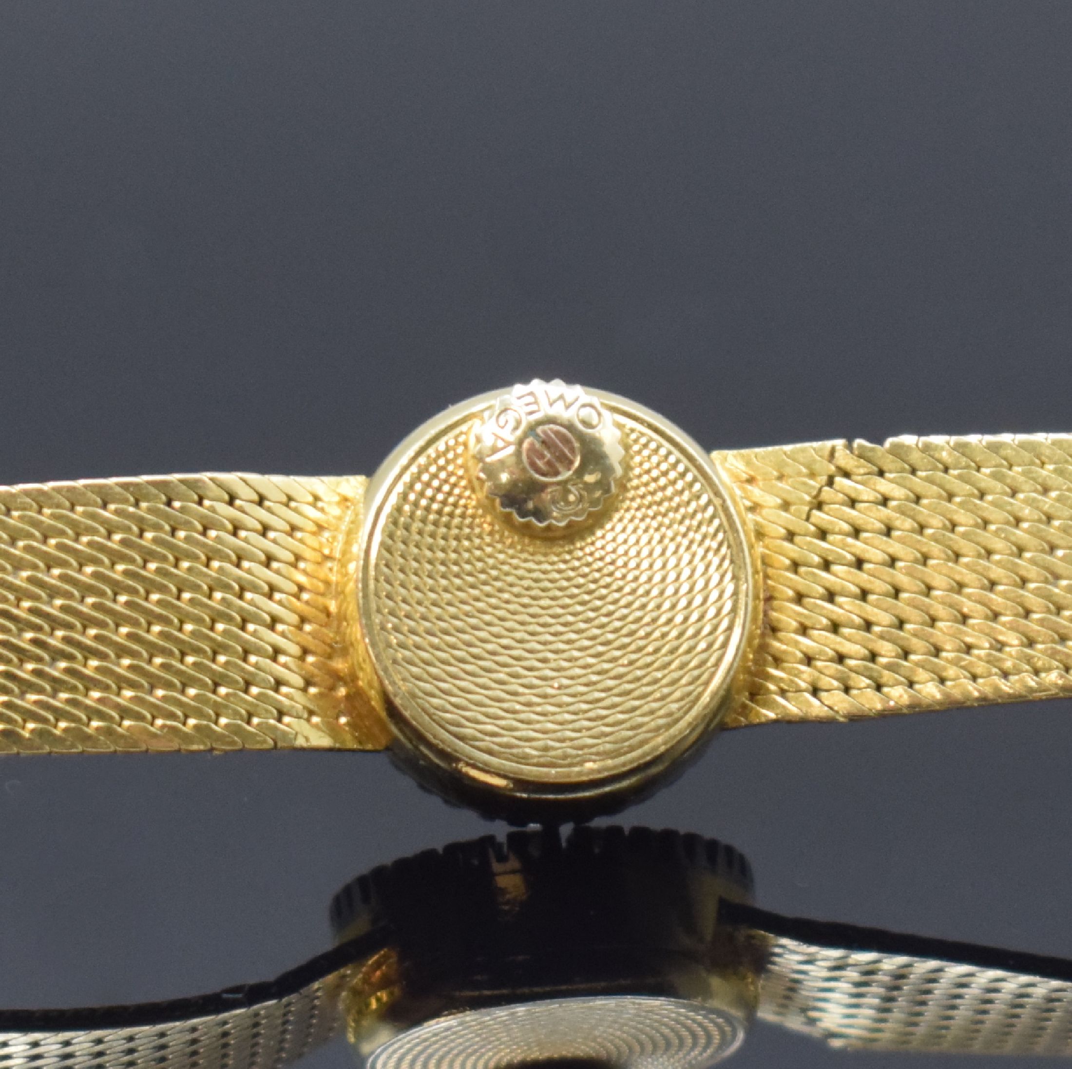 Detail d: OMEGA sog. "Back Winder" Damenarmbanduhr in GG 750/000, Schweiz um 1963, Handaufzug, 2- teil. Gehäuse, Boden aufgedr., Krone im Geh.- ...