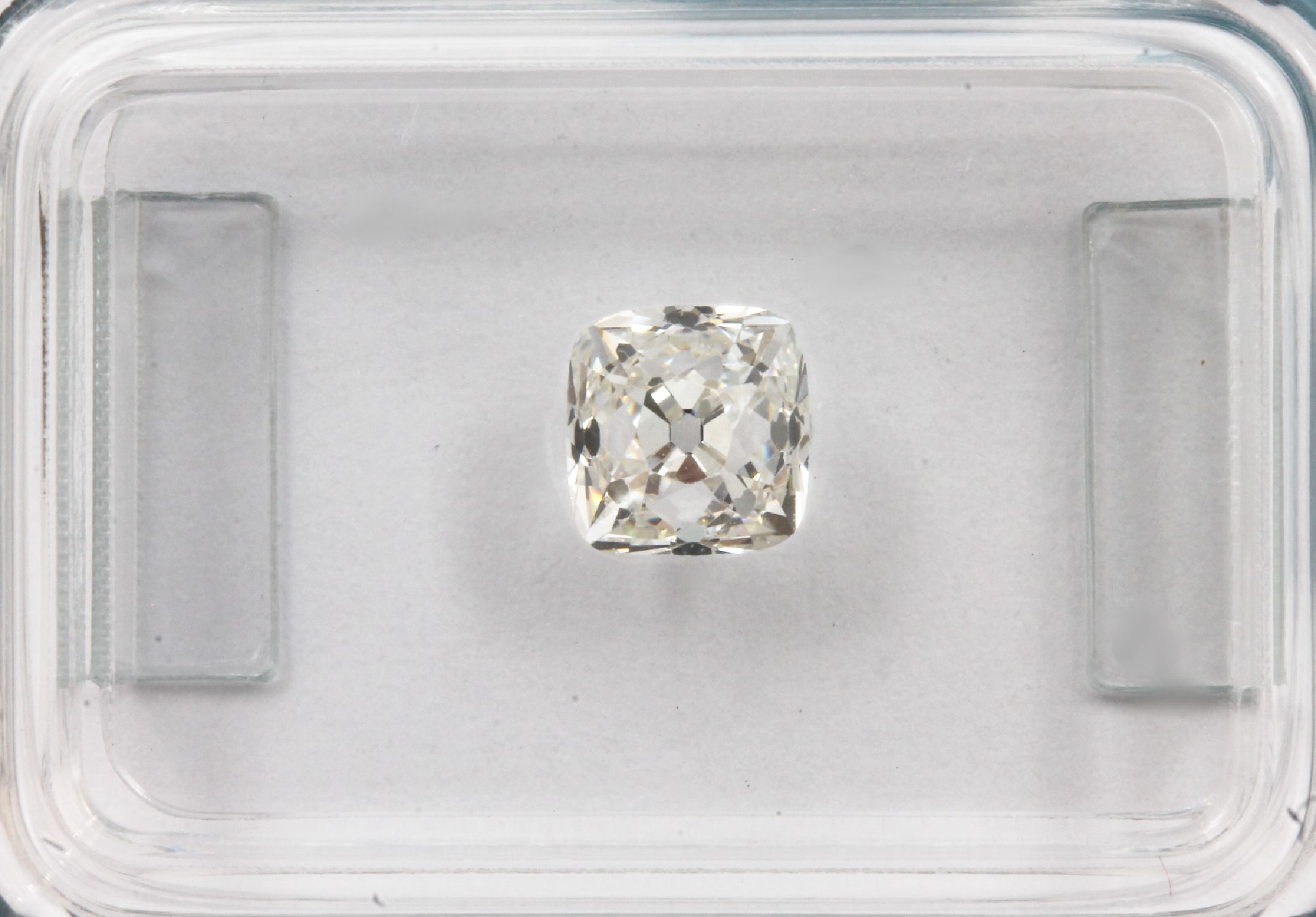 Detail a: Loser Altschliff-Diamant 0.82 ct feines Weiß (F)/VS 2, IGI Report 06/23, verschweißt