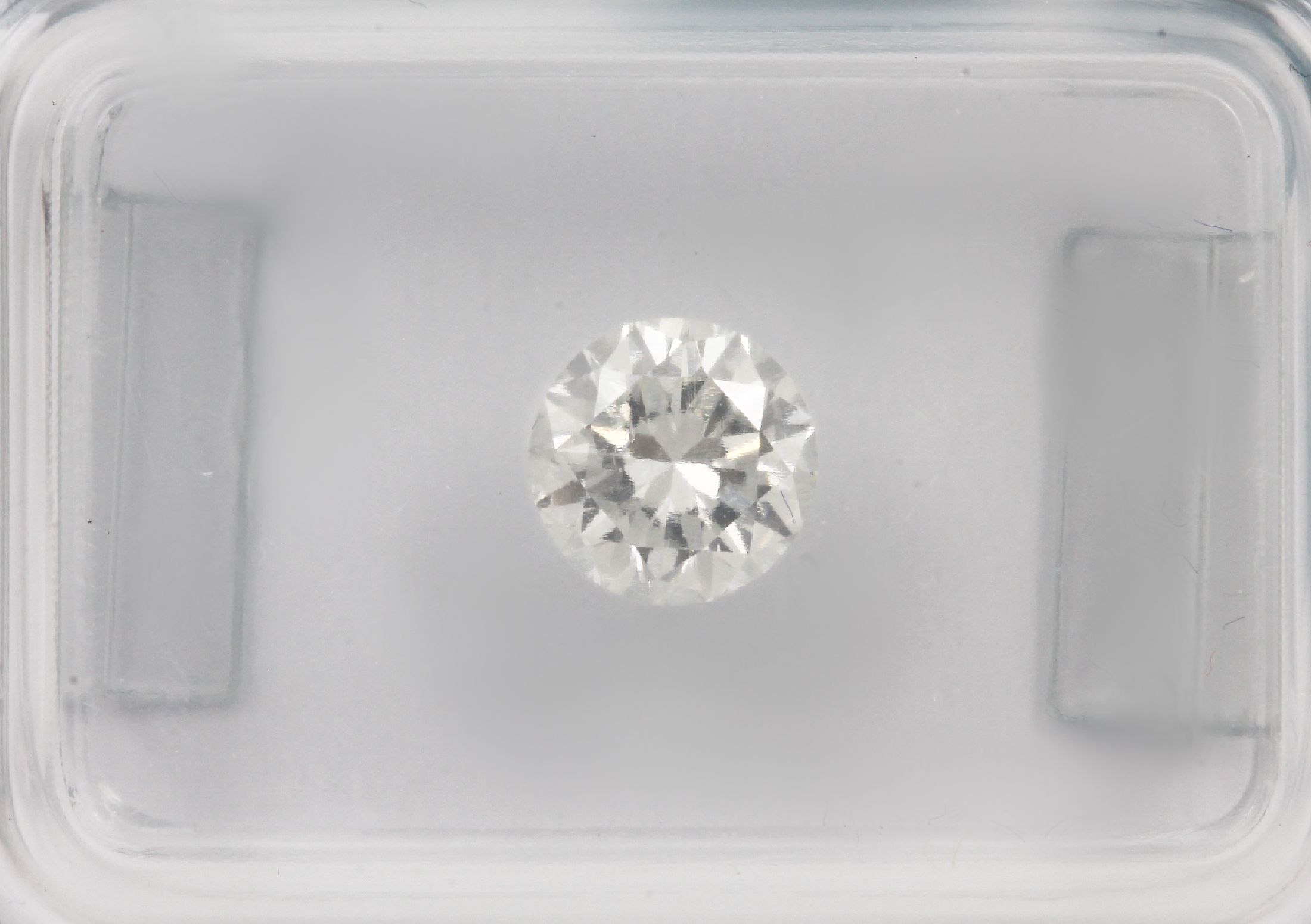 Detail a: Loser Brillant 0.76 ct feines Weiß(G)/vvs1, IGI Report 06/23, verschweißt