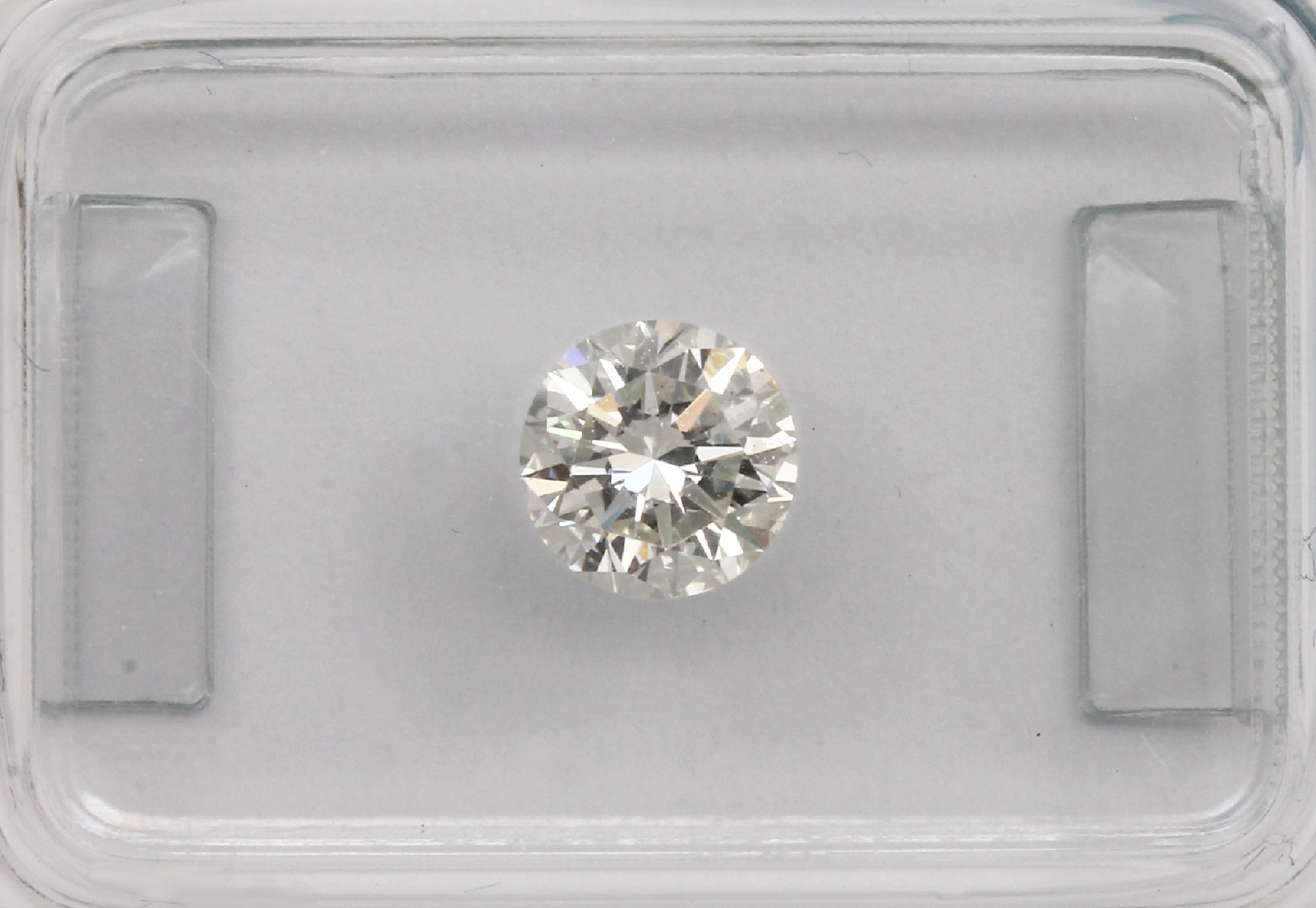 Detail a: Loser Brillant 0.63 ct l. get. Weiß(I)/si1, IGI-Report 06/23, verschweißt
