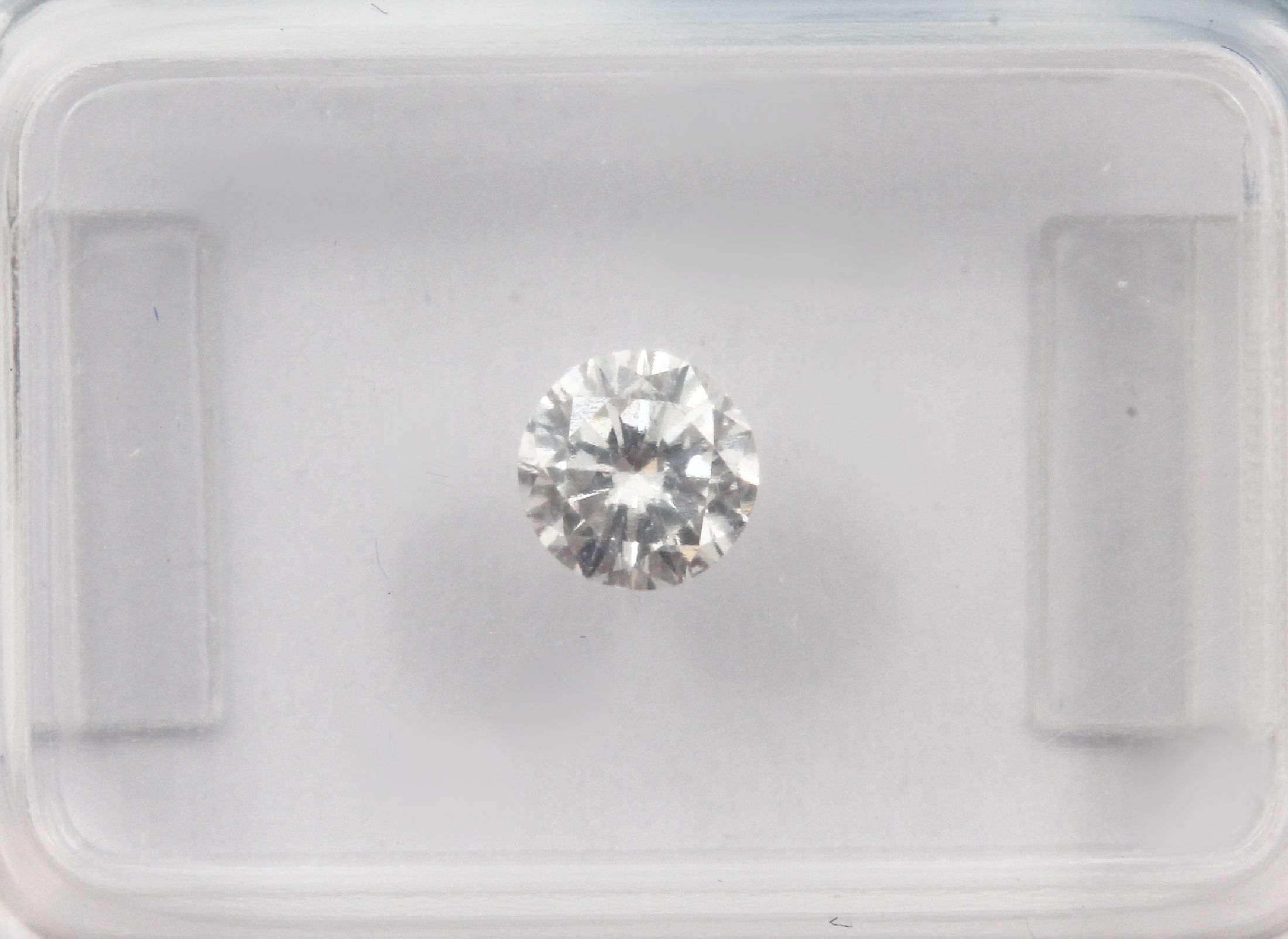 Detail a: Loser Brillant 0.39 ct feines Weiß(F)/si2, IGI-Report 07/23, verschweißt