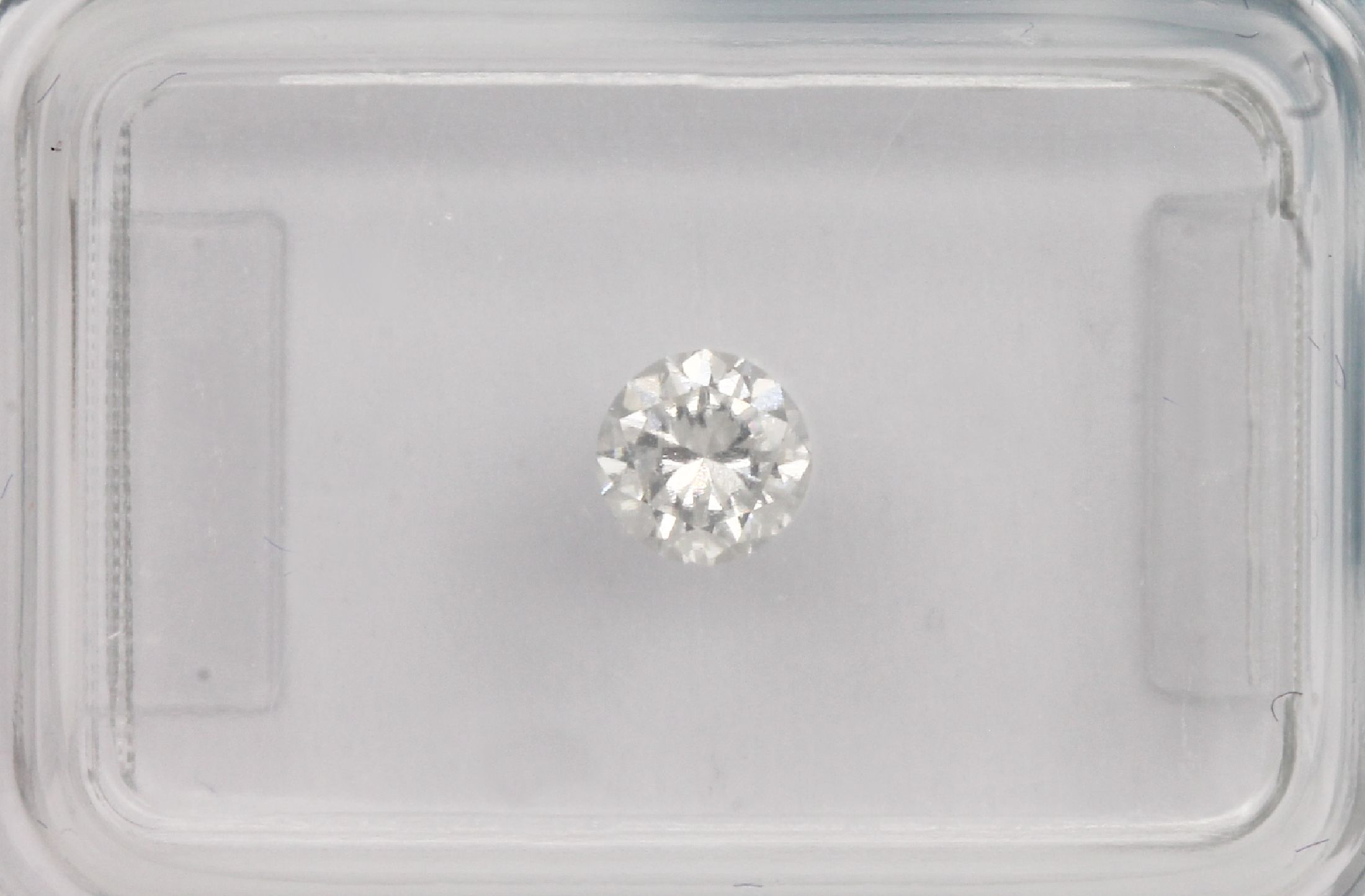 Detail a: Loser Brillant, 0.32 ct feines Weiß (G)/vvs2, IGI-Report 07/23, verschweißt