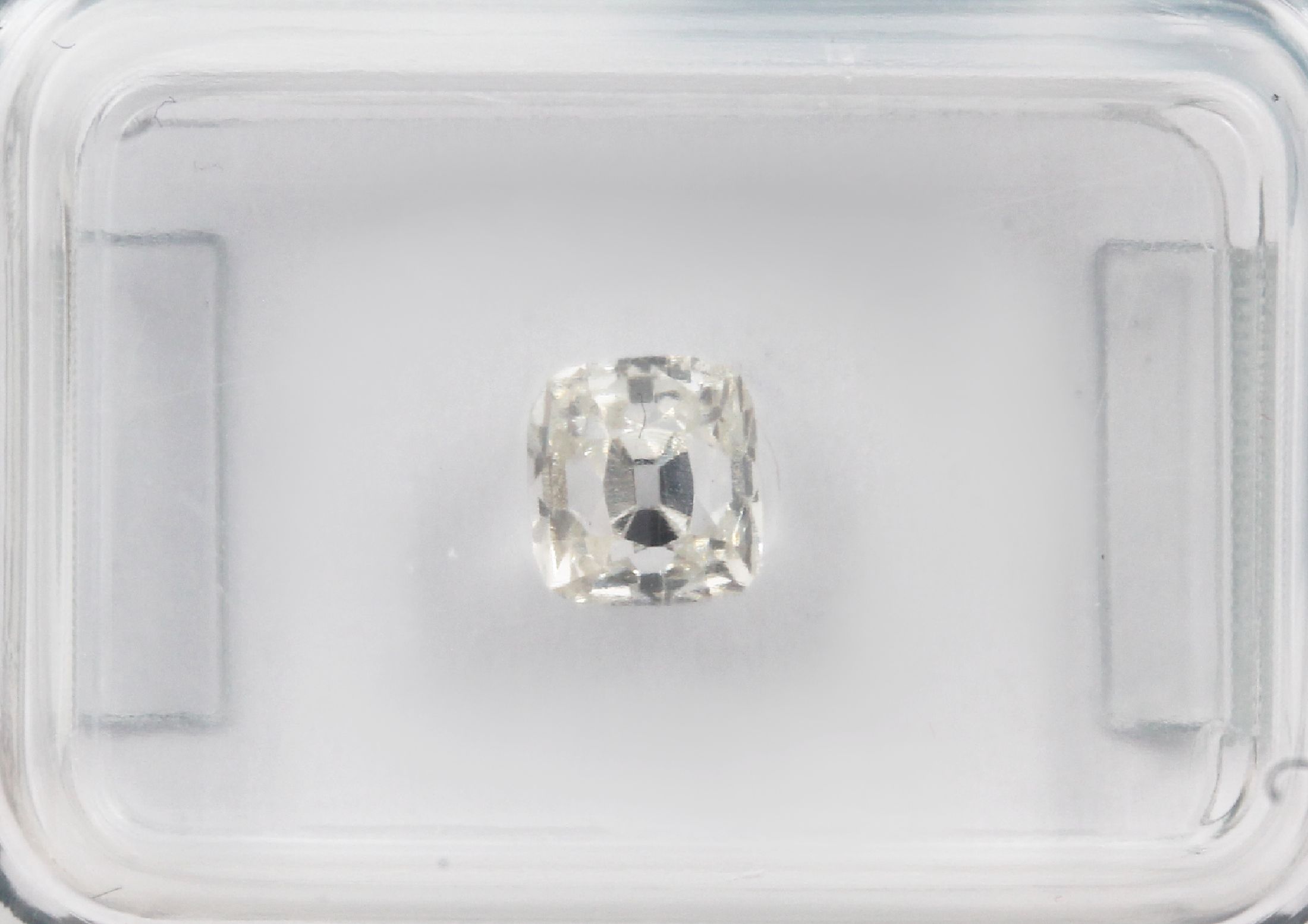 Detail a: Loser Diamant im modifizierten Kissenschliff 0.77 ct feines Weiß(G)/si1, IGI-Report 07/23, verschweißt
