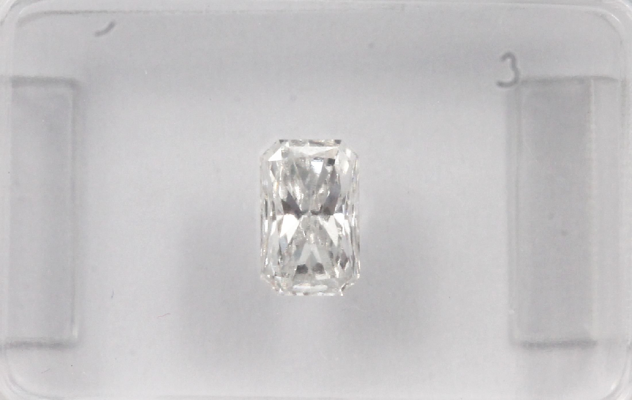 Detail a: Loser Diamant im modifizierten Achteckschliff 0.51 ct hochfeines Weiß(D)/vs2, IGI- Report 07/23, verschweißt