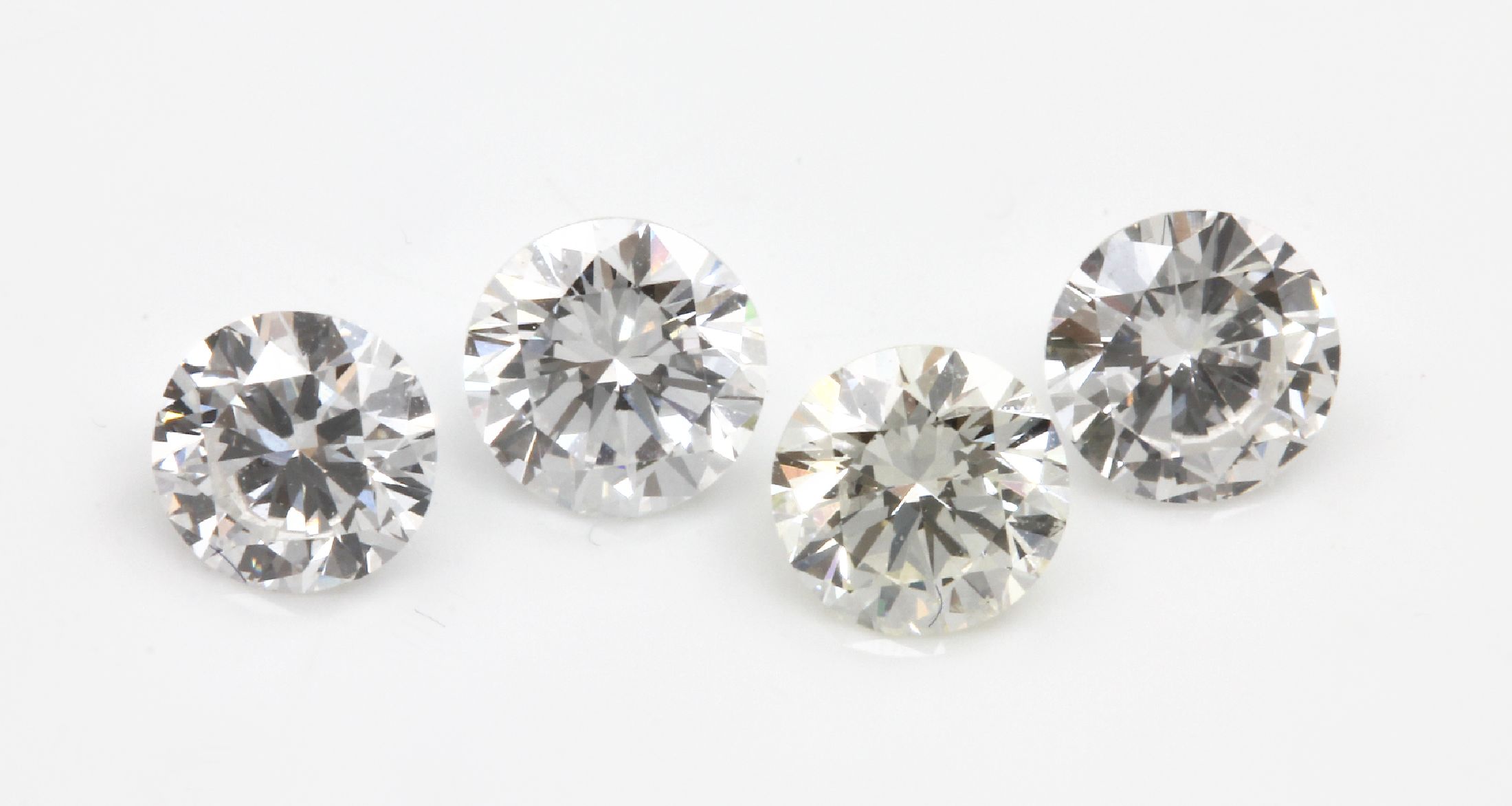Lot 4 lose Brillanten, zus. ca. 1.05 ct Weiß-get.Weiß/vs