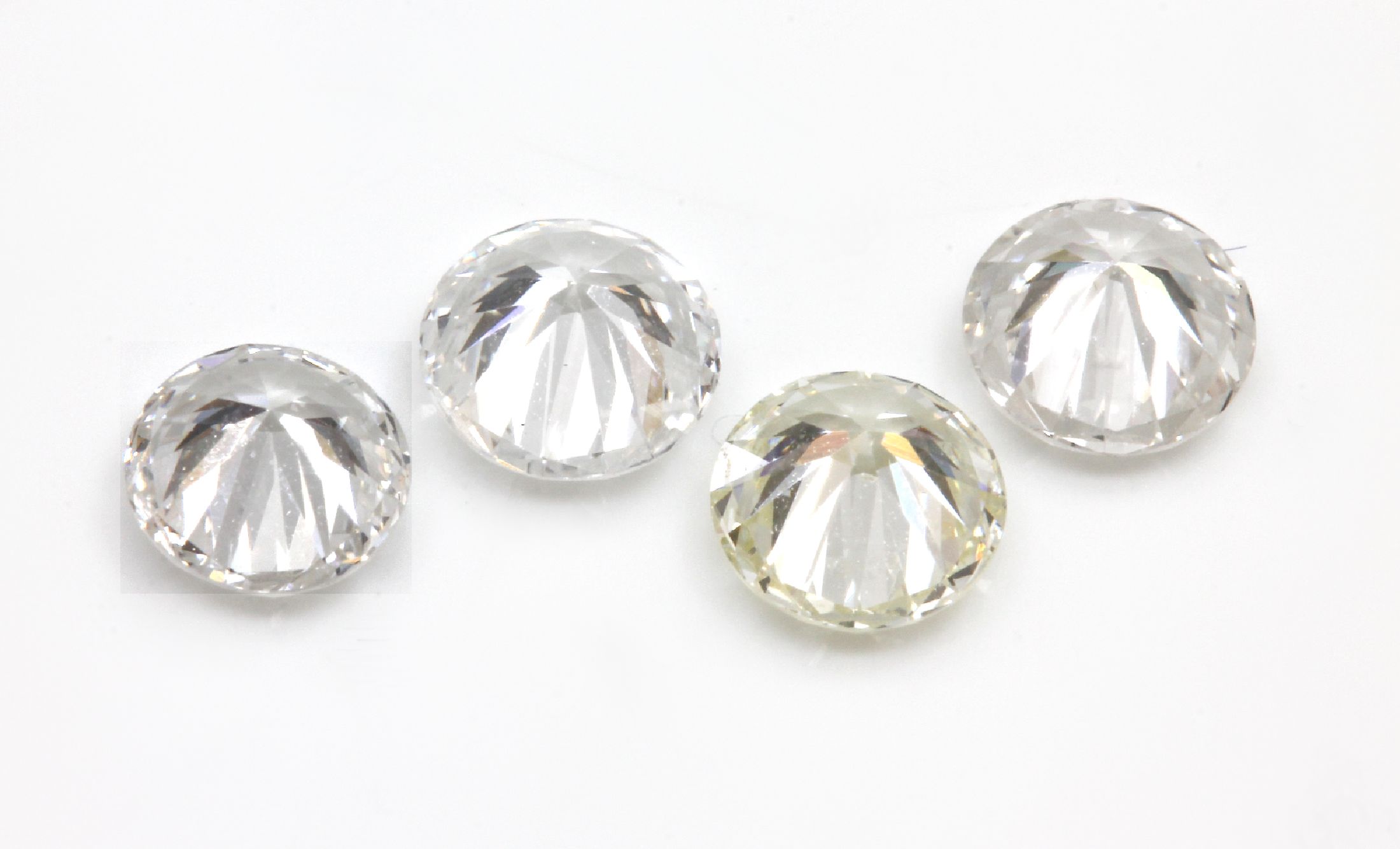 Detail a: Lot 4 lose Brillanten, zus. ca. 1.05 ct Weiß-get.Weiß/vs