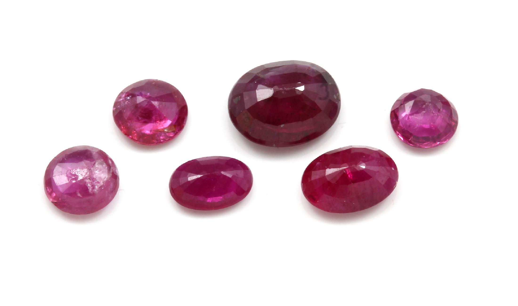 Detail a: Konvolut 6 lose nat. Rubine: 1 x ovalfacett. 0.51 ct, pinkish Red, 6.01 x 4.27 x 2.11 mm, beh.; 1 x ovalfacett. 0.96 ct, pinkish Red, 7.04 x 5.17 x ...