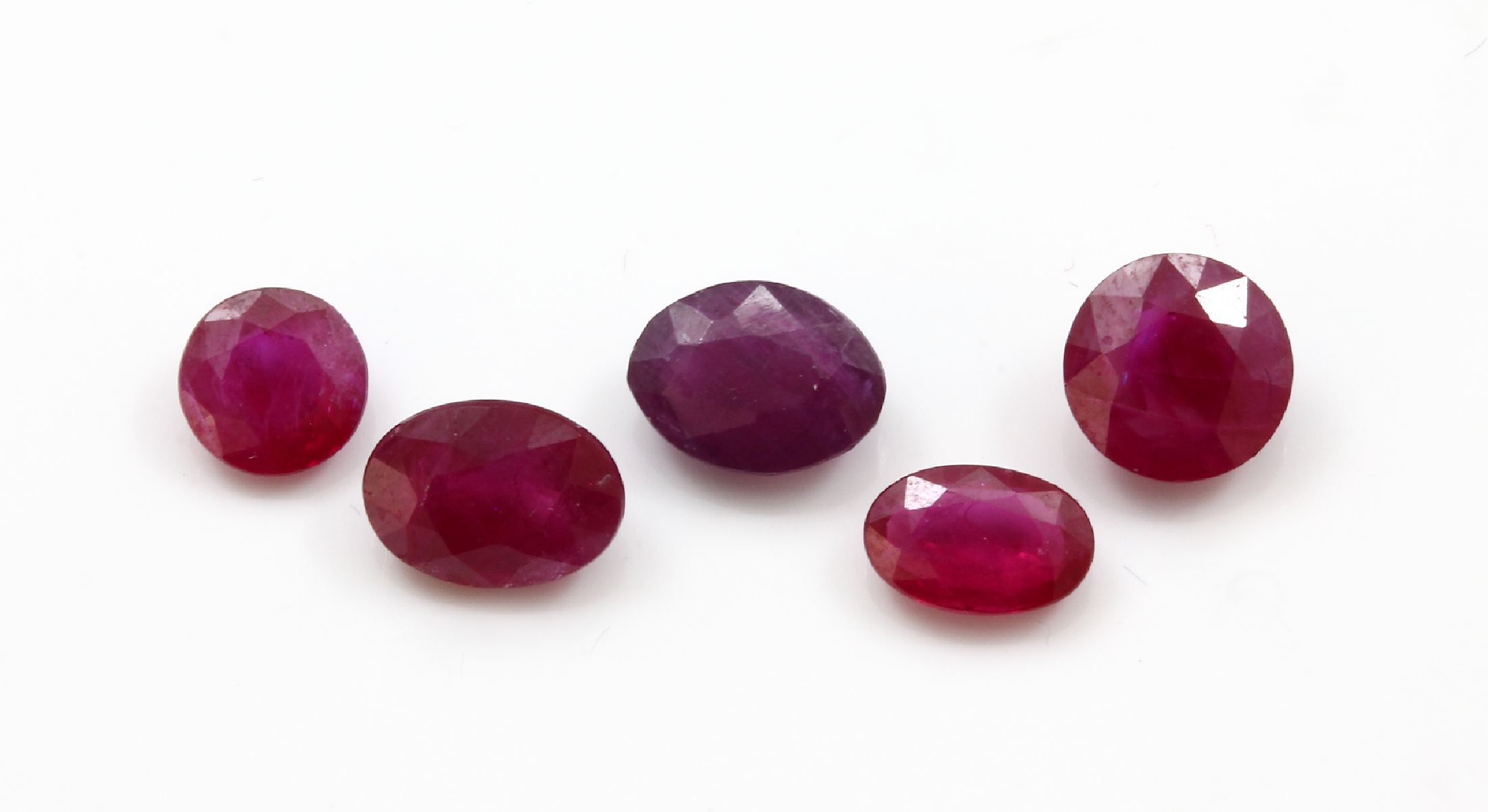 Konvolut 5 lose nat. Rubine: 1 x rundfacett. 0.54 ct, pinkish Red, 5.08 x 5.06 x 2.28 mm, beh.; 1 x rundfacett. 1.15 ct, Red, 6.10 x 6.06 x 3.38 mm, ...