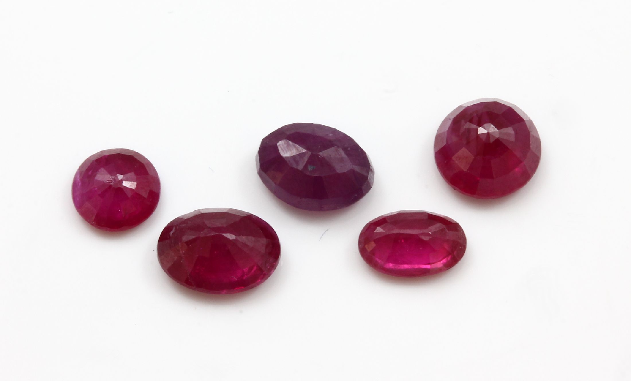 Detail a: Konvolut 5 lose nat. Rubine: 1 x rundfacett. 0.54 ct, pinkish Red, 5.08 x 5.06 x 2.28 mm, beh.; 1 x rundfacett. 1.15 ct, Red, 6.10 x 6.06 x 3.38 mm, ...