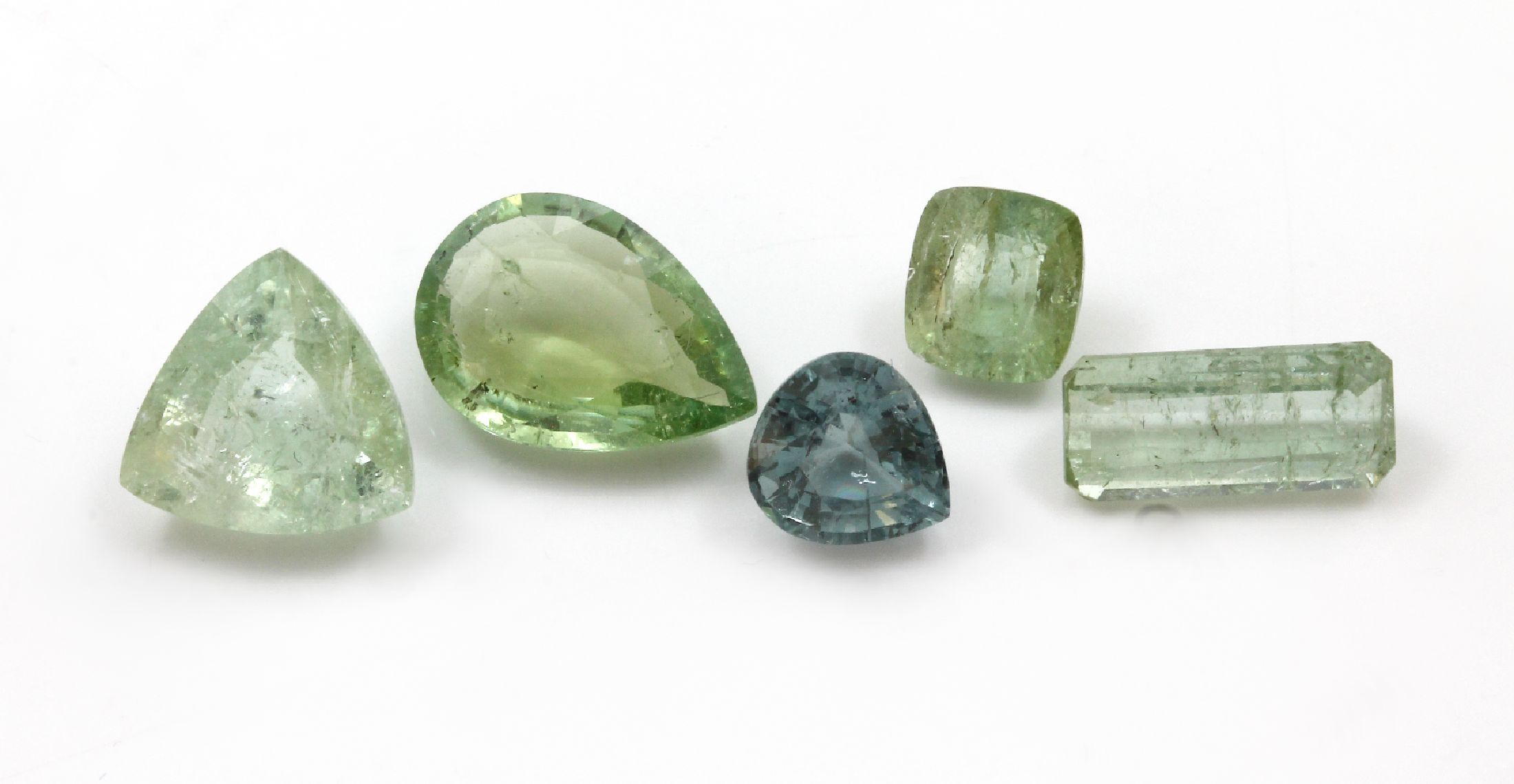 Konvolut 5 lose Turmaline: 1 x facett. Triangelschliff, 3.47 ct, Yellowish Green, ca. 10.38 x 10.63 x 5.42 mm, unbeh.; 1 x oktogonaler ...