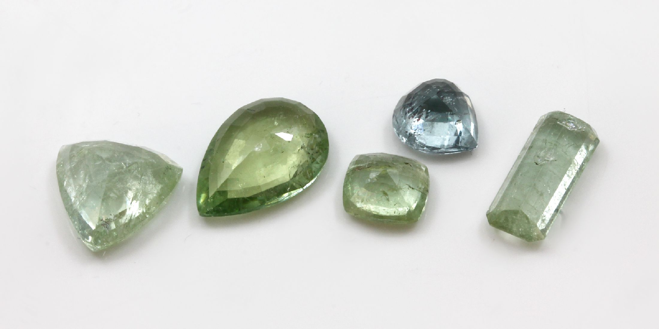 Detail a: Konvolut 5 lose Turmaline: 1 x facett. Triangelschliff, 3.47 ct, Yellowish Green, ca. 10.38 x 10.63 x 5.42 mm, unbeh.; 1 x oktogonaler ...