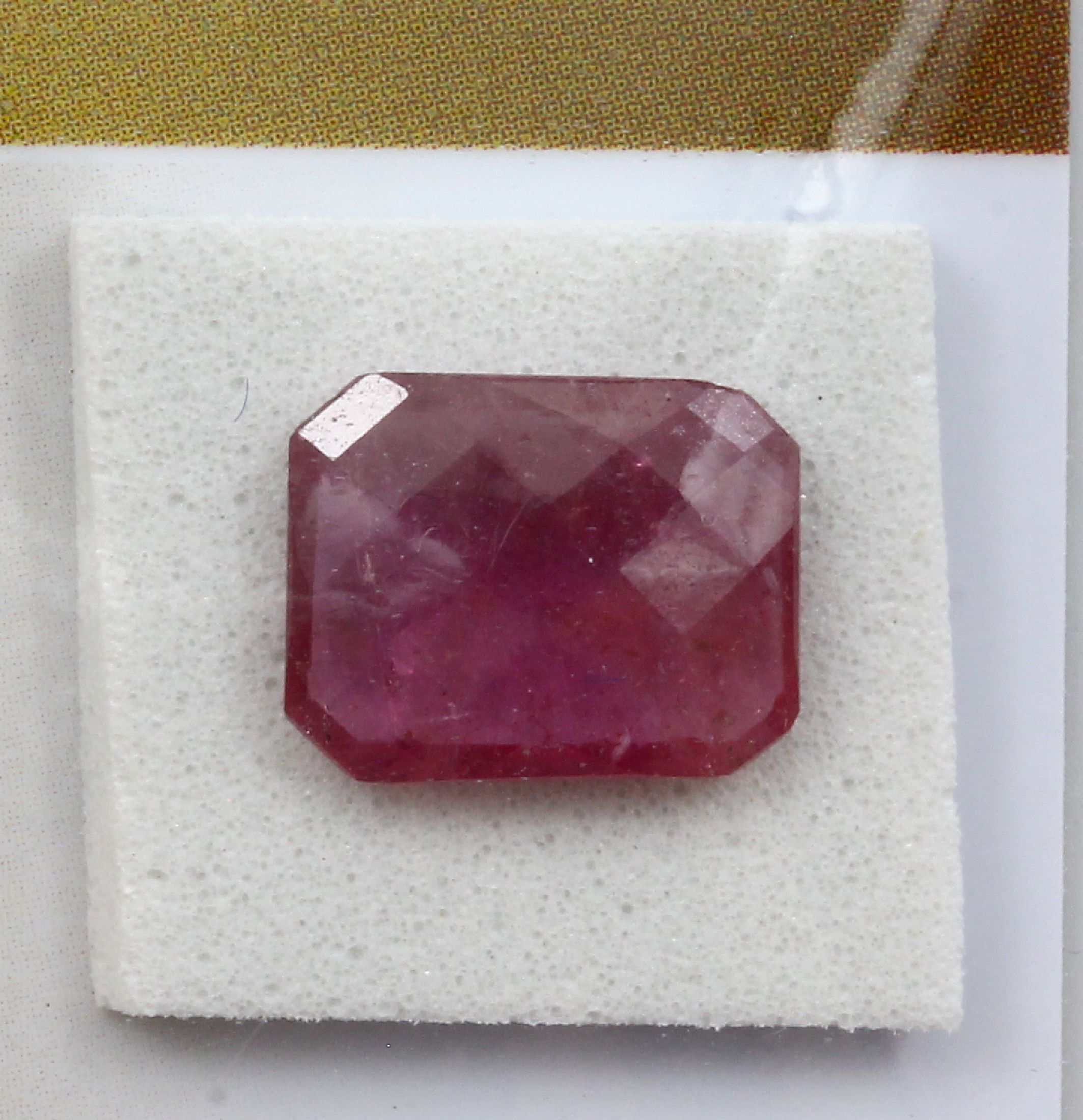 Detail a: Loser nat. Saphir, 2.60 ct, reddish pink, facett., 10.08 x 8.03 x 2.71 mm, beh. (Riss gefüllt)