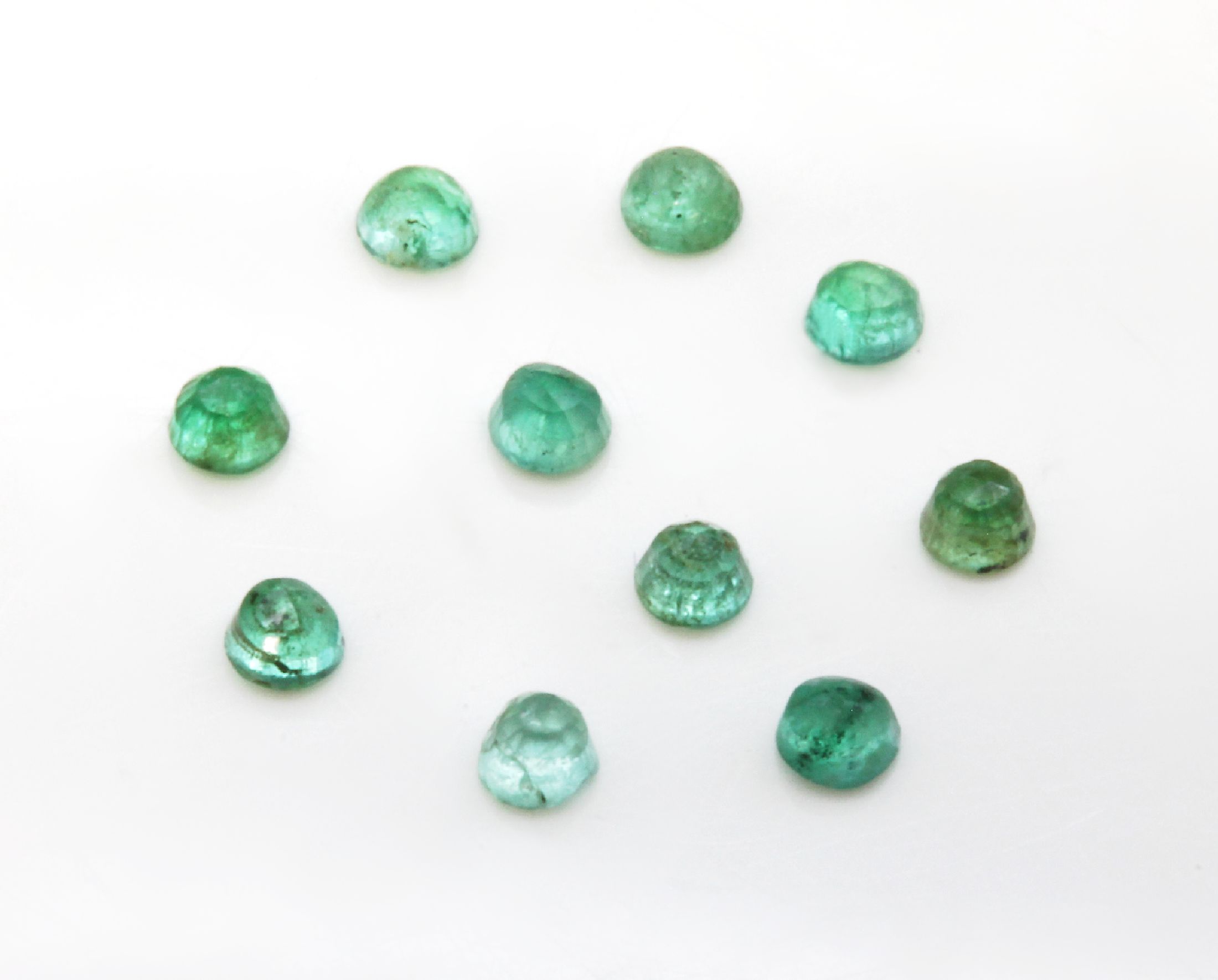 Lot lose Smaragde, zus. ca. 44.0 ct, rundfacett.