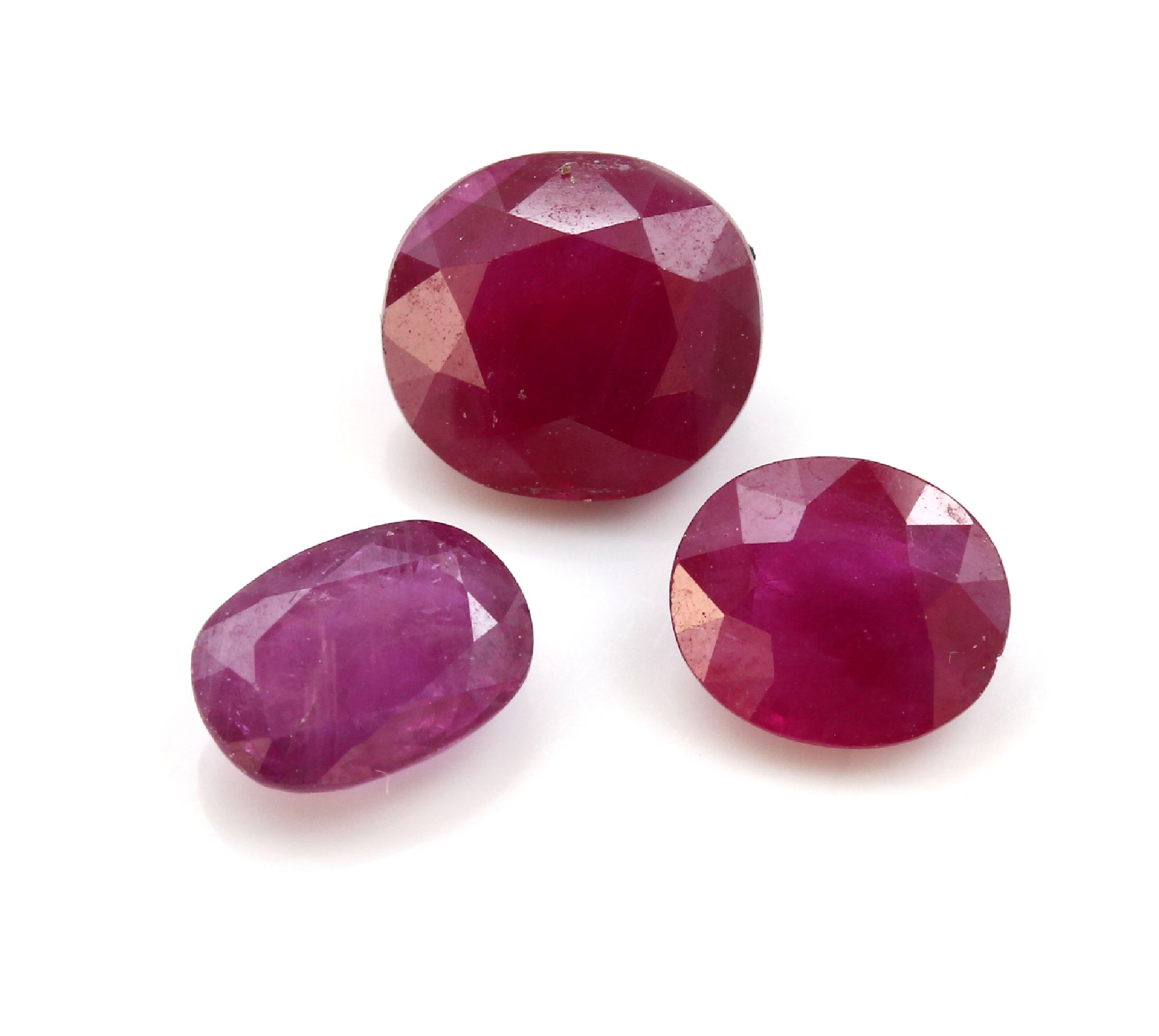 Konvolut lose Rubine zus. ca. 20.00 ct, versch. Größen, Formen und Farben, z.T. beh.