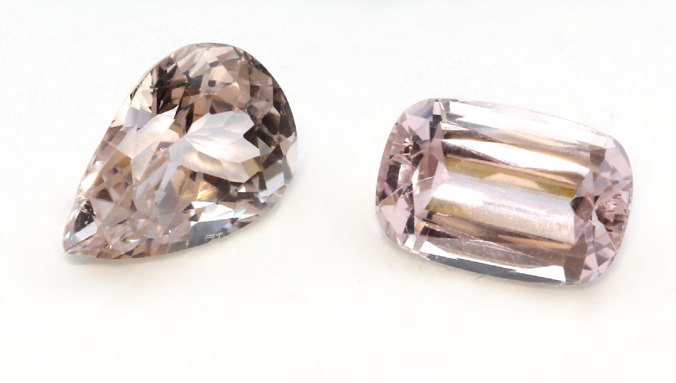 Konvolut 2 Kunzite total ca. 18.80 ct, 1 x facett. Achteckschliff ca. 9.00 ct; 1 x facett. Tropfenschliff ca. 9.80 ct;