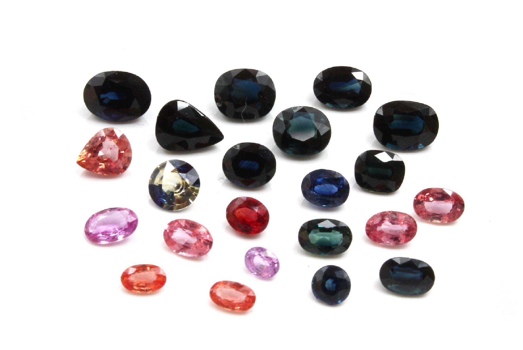 Detail a: Lot bunte Saphire zus. ca. 17.00 ct, versch. Farben, Größen und Formen
