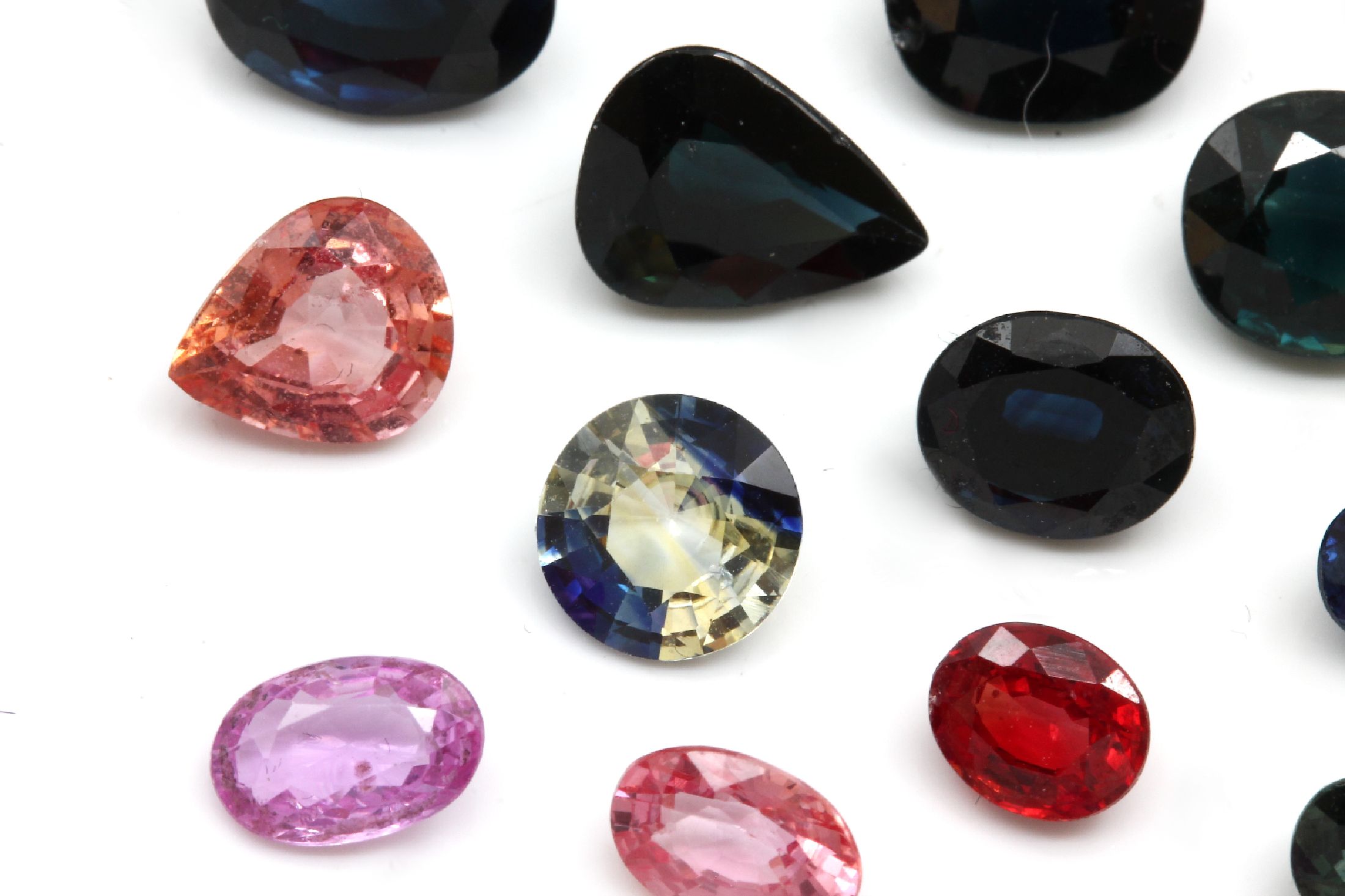 Detail b: Lot bunte Saphire zus. ca. 17.00 ct, versch. Farben, Größen und Formen