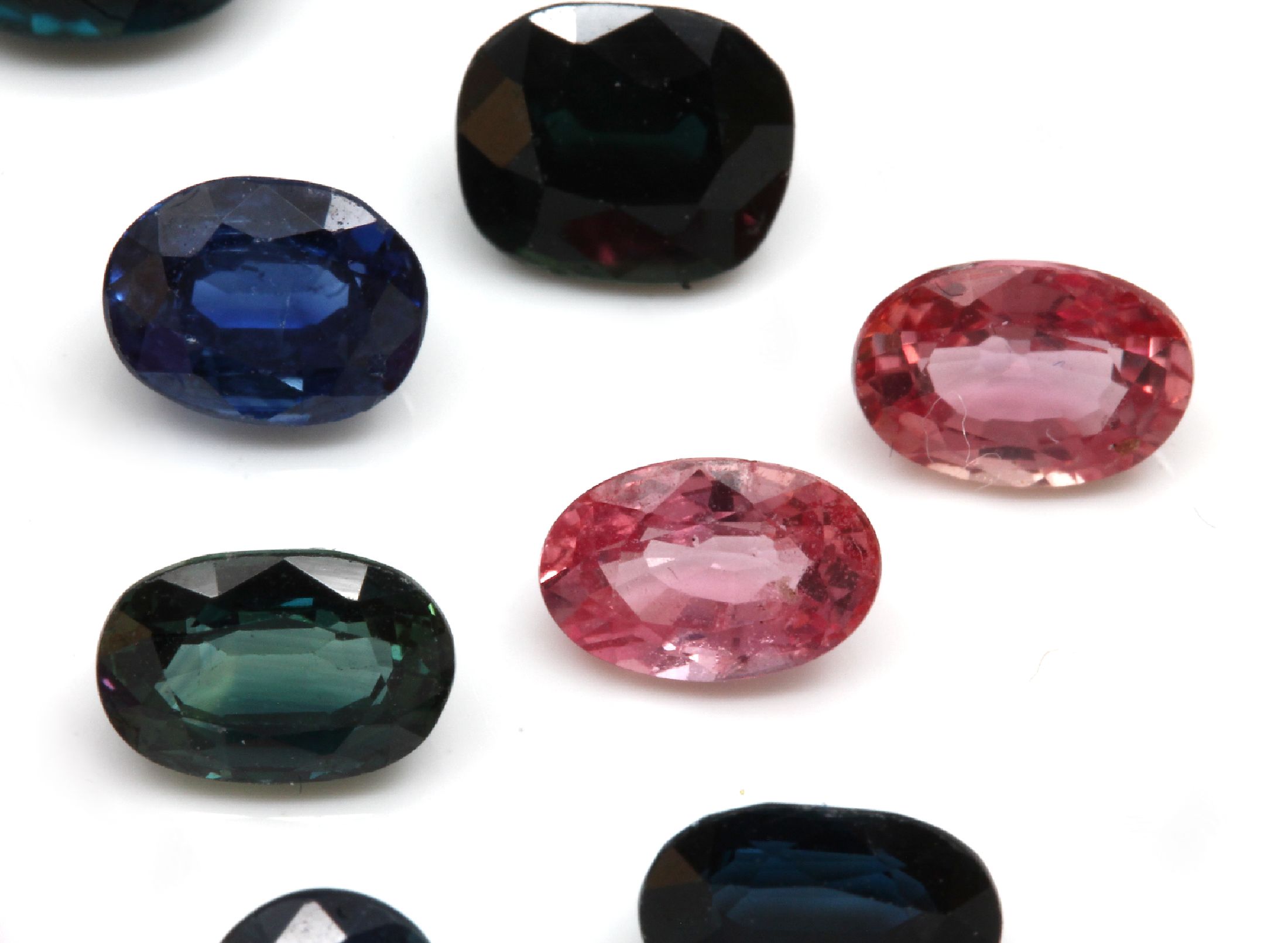 Detail c: Lot bunte Saphire zus. ca. 17.00 ct, versch. Farben, Größen und Formen