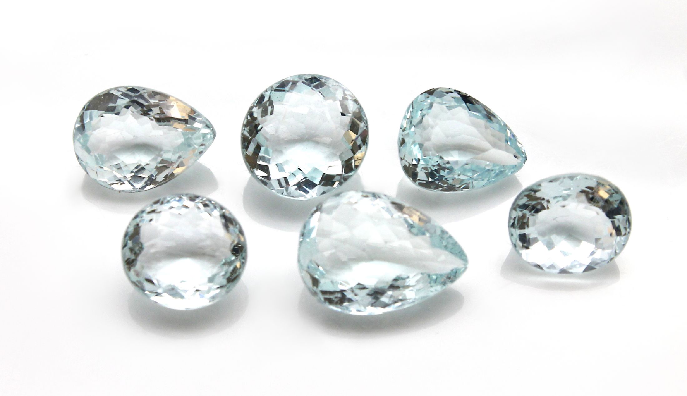 Lot 6 lose Aquamarine zus. ca. 23.93 ct, versch. Formen und Größen